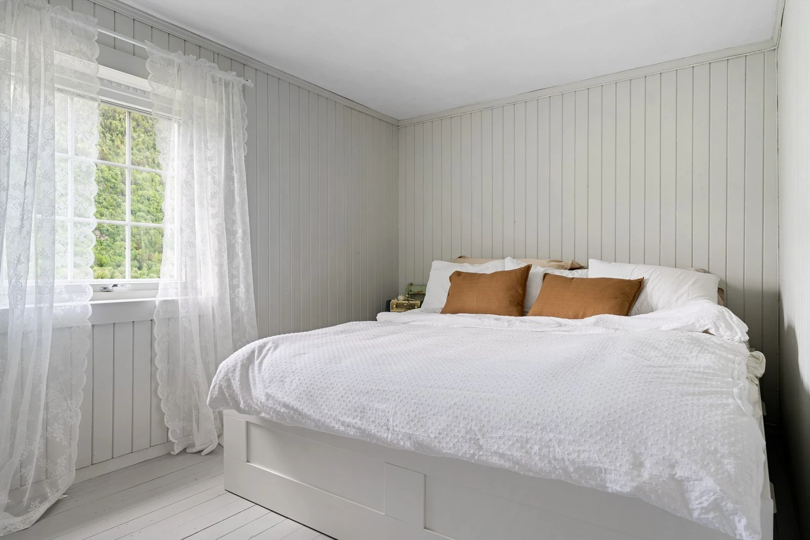 Våningshuset har totalt 5 soverom. soverom 1 er på ca. 9,4 m². Galleribilde