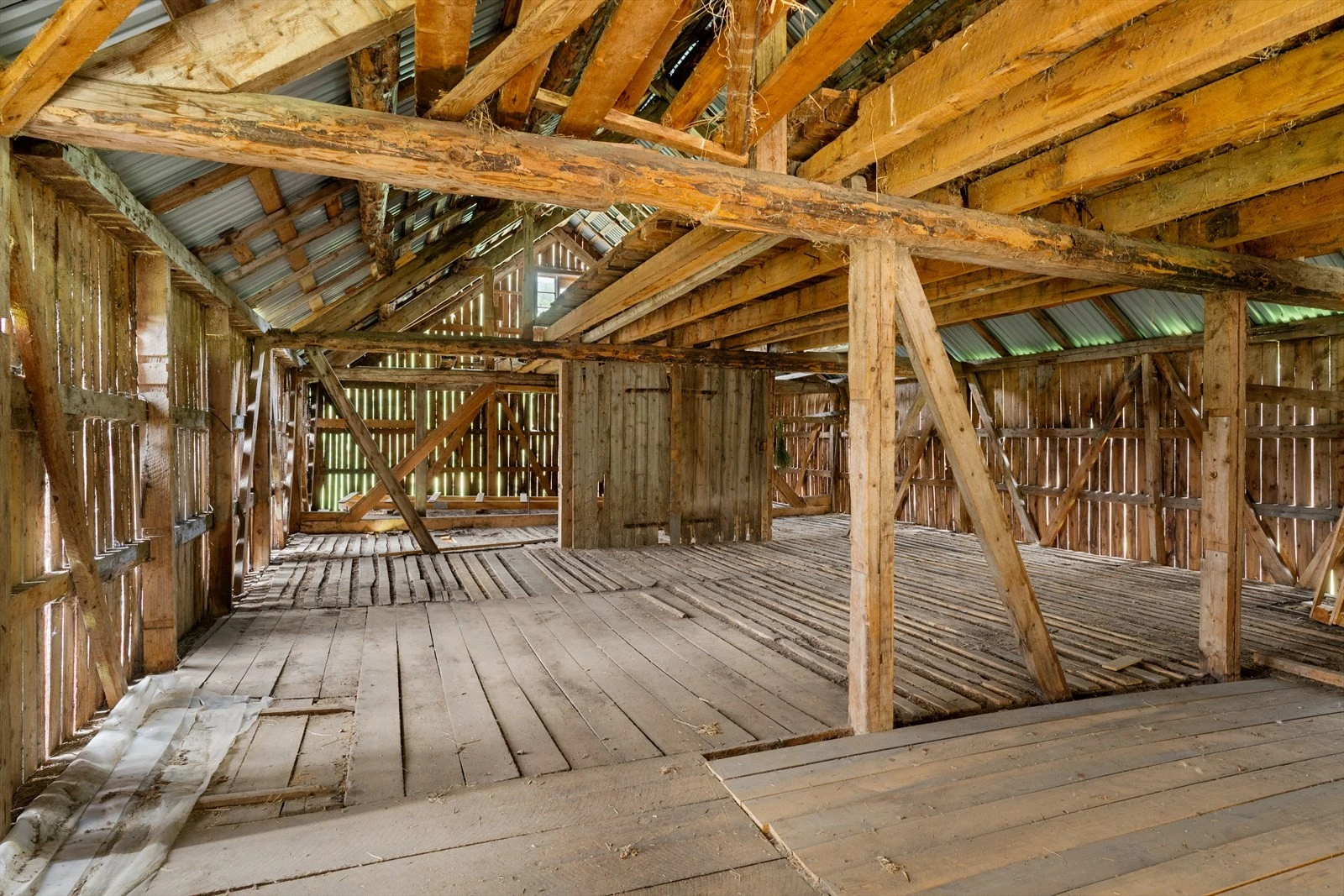 Låvens andreetasje har et stort potensiale for selskapslokale eller lagringsplass. Galleribilde