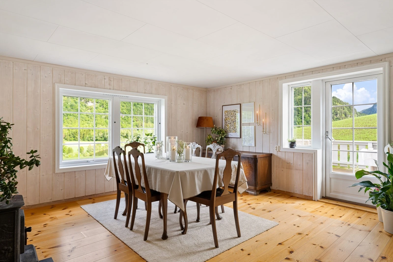 Stuen har store vindusflater, som bidrar til rikelig med naturlig lys i rommet. Galleribilde