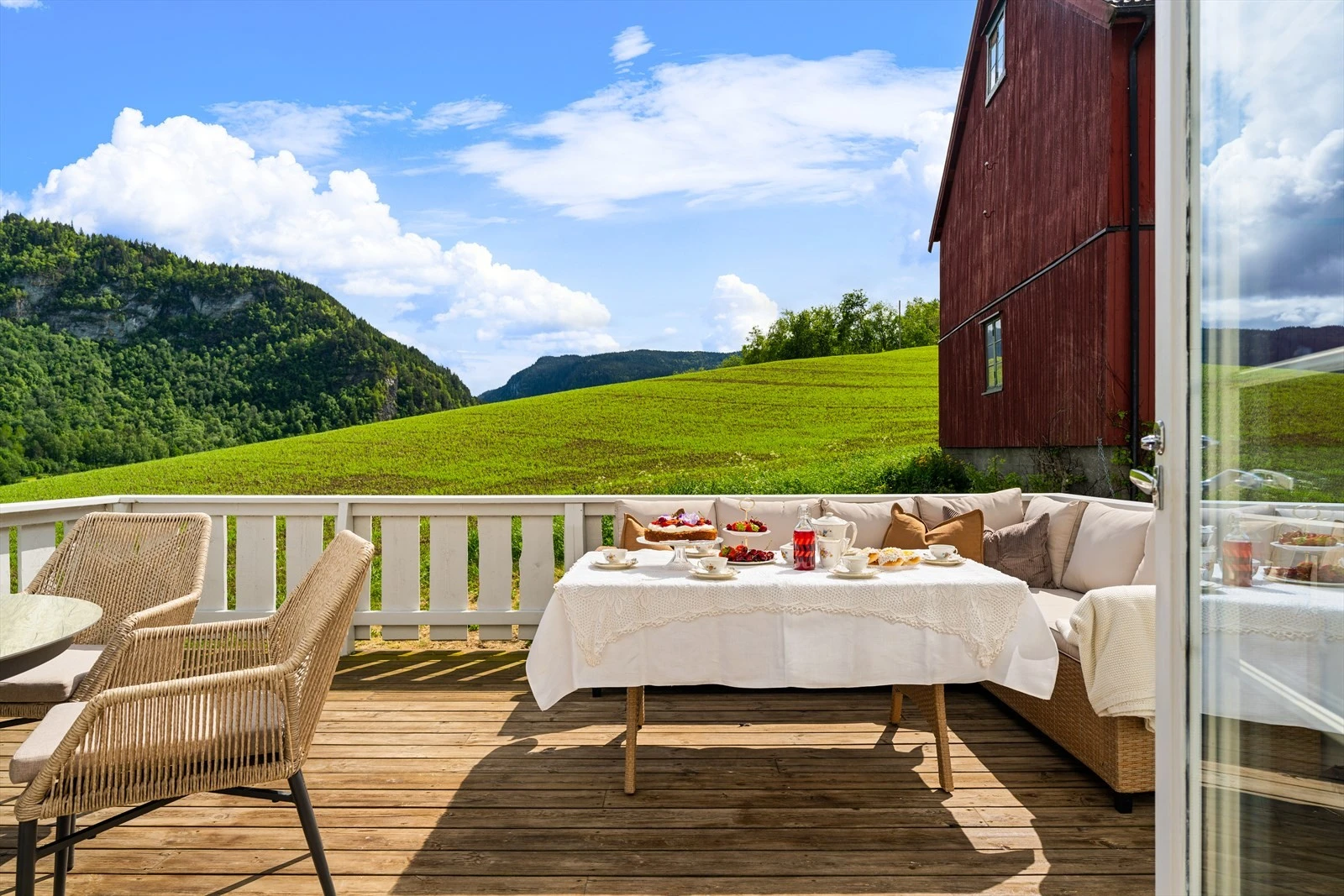 Fra stuen har man utgang til en flott veranda på 18,8 m². Her kan man nyte varme sommerdager. Galleribilde