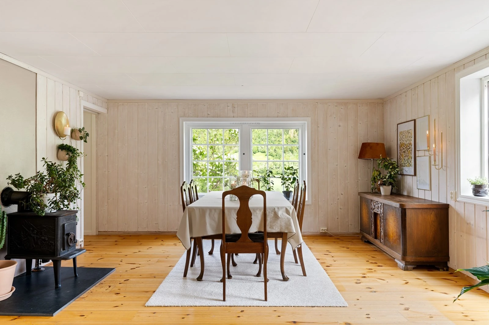 Spisegruppen faller naturlig inn mot kjøkkenet og har store vindusflater med utsikt mot landlige områder. Galleribilde