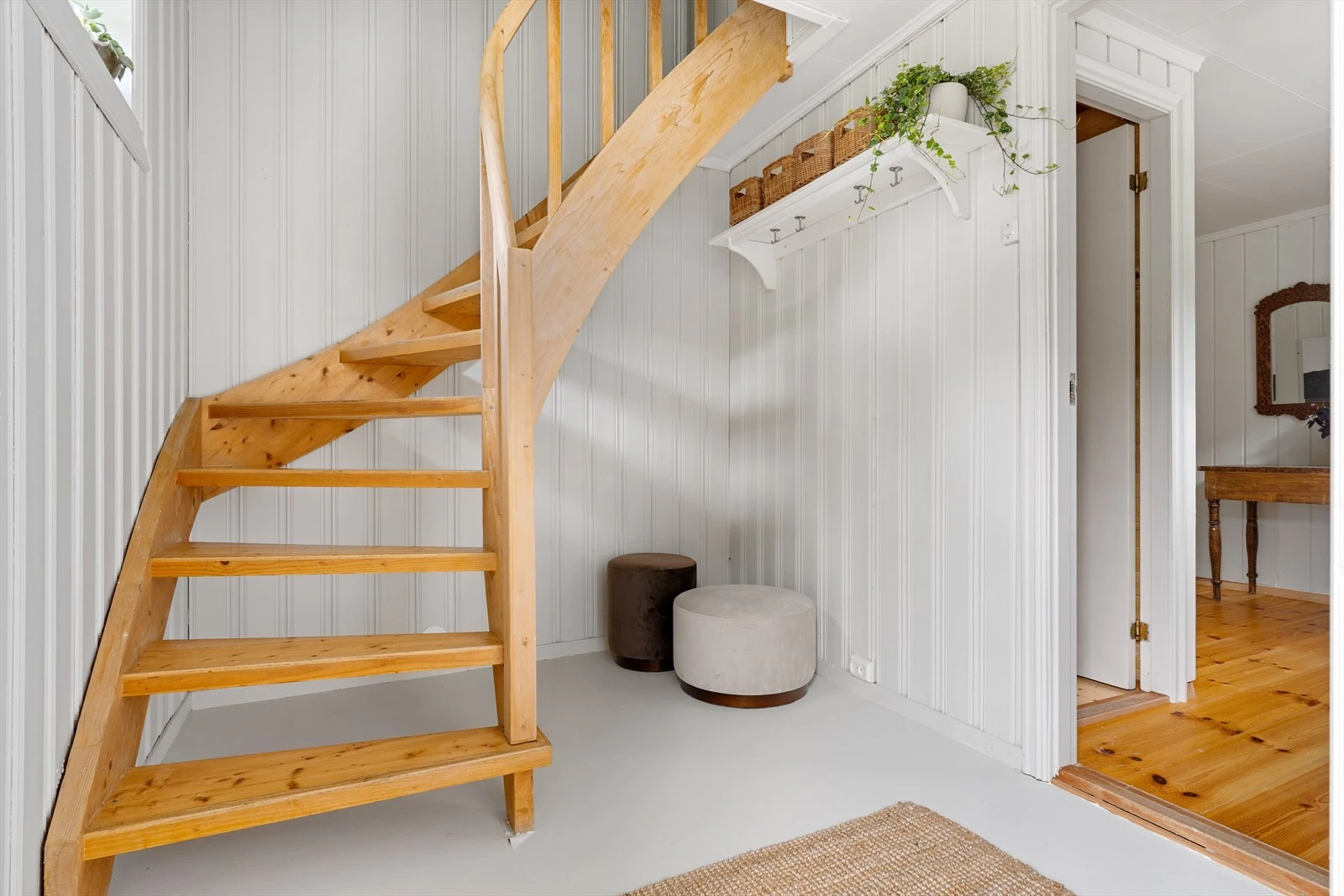 Fra boligens entré tar man trappen opp i 2. etg. Galleribilde