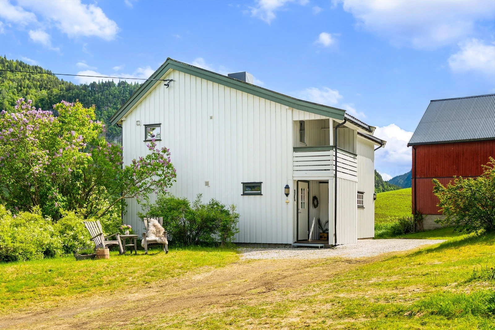 Eiendommen har oppstillingsplass til flere biler på egen tomt i tillegg til dobbeltgarasje. Galleribilde