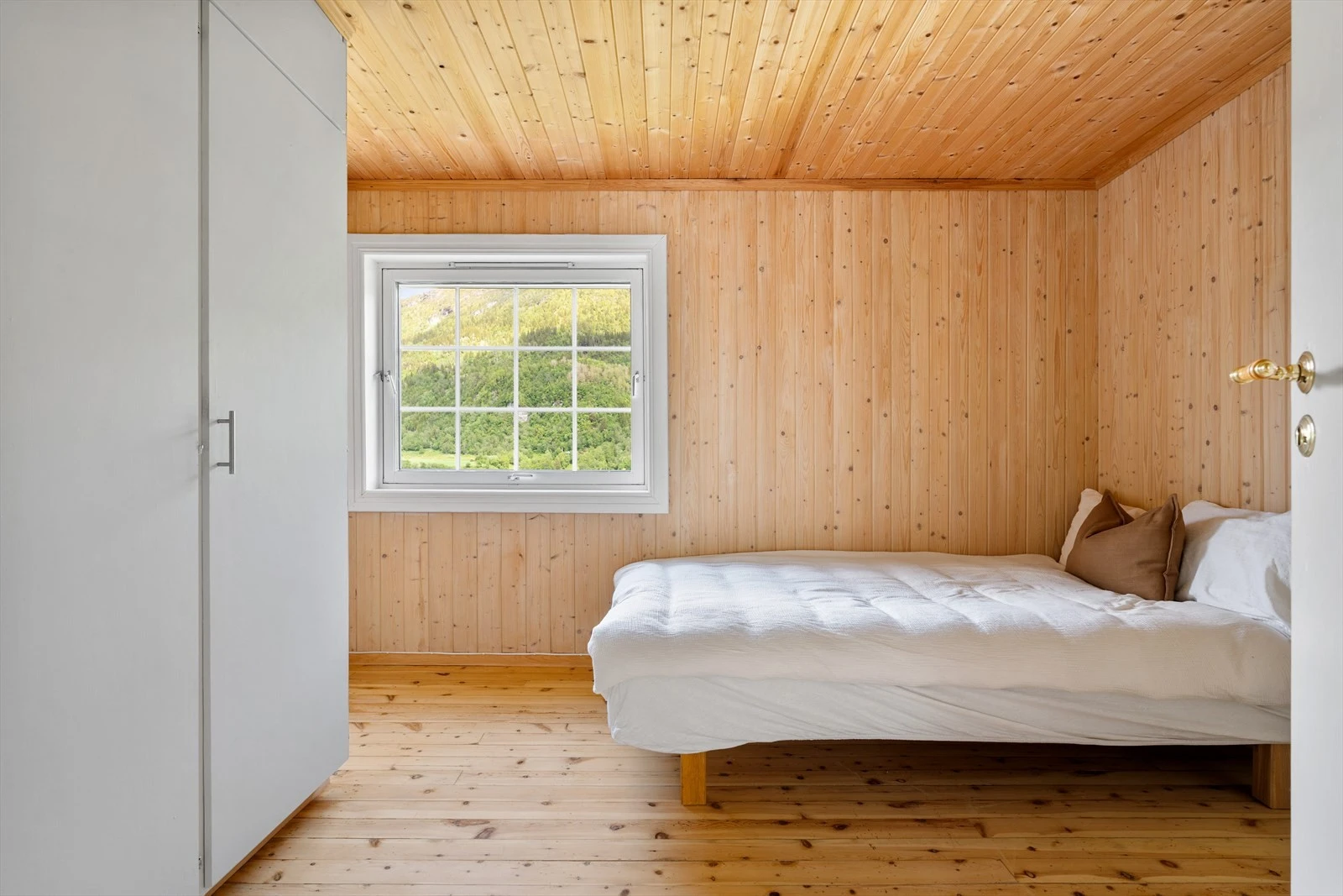 Soverom nr 5 er på ca. 8,8 m². Soverommet har gode oppbevaringsmuligheter med blant annet klesskap. Galleribilde