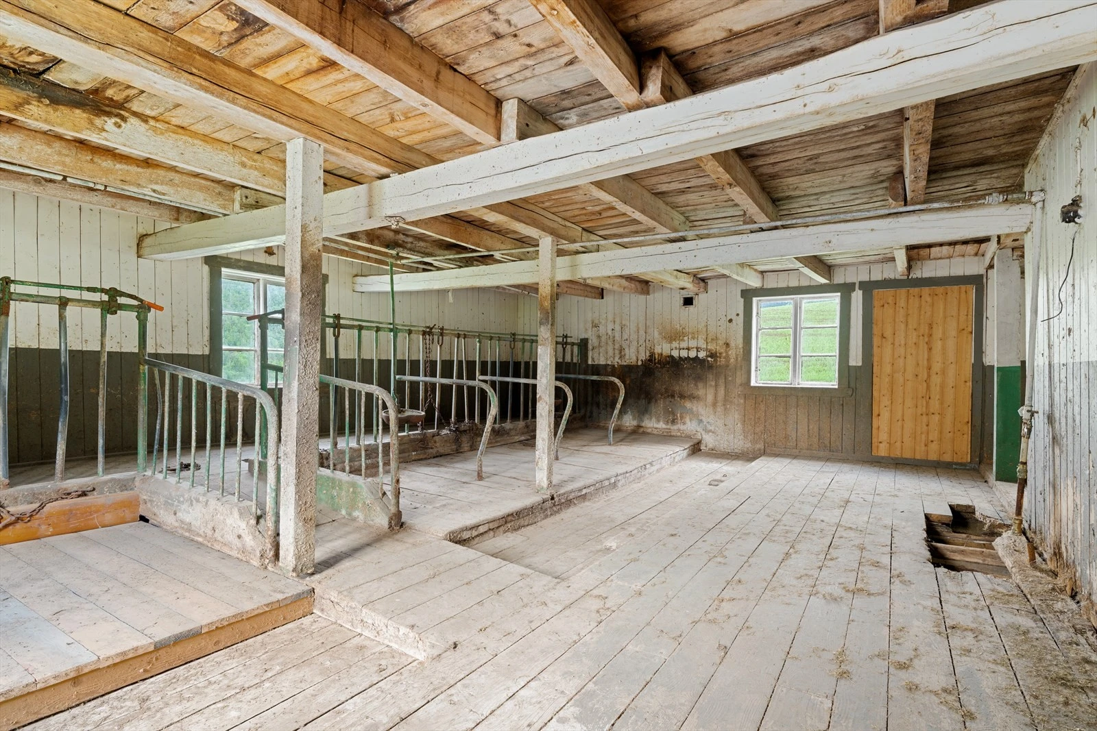 Låvens førsteetasje er tilrettelagt for sau, hest eller høns. Galleribilde