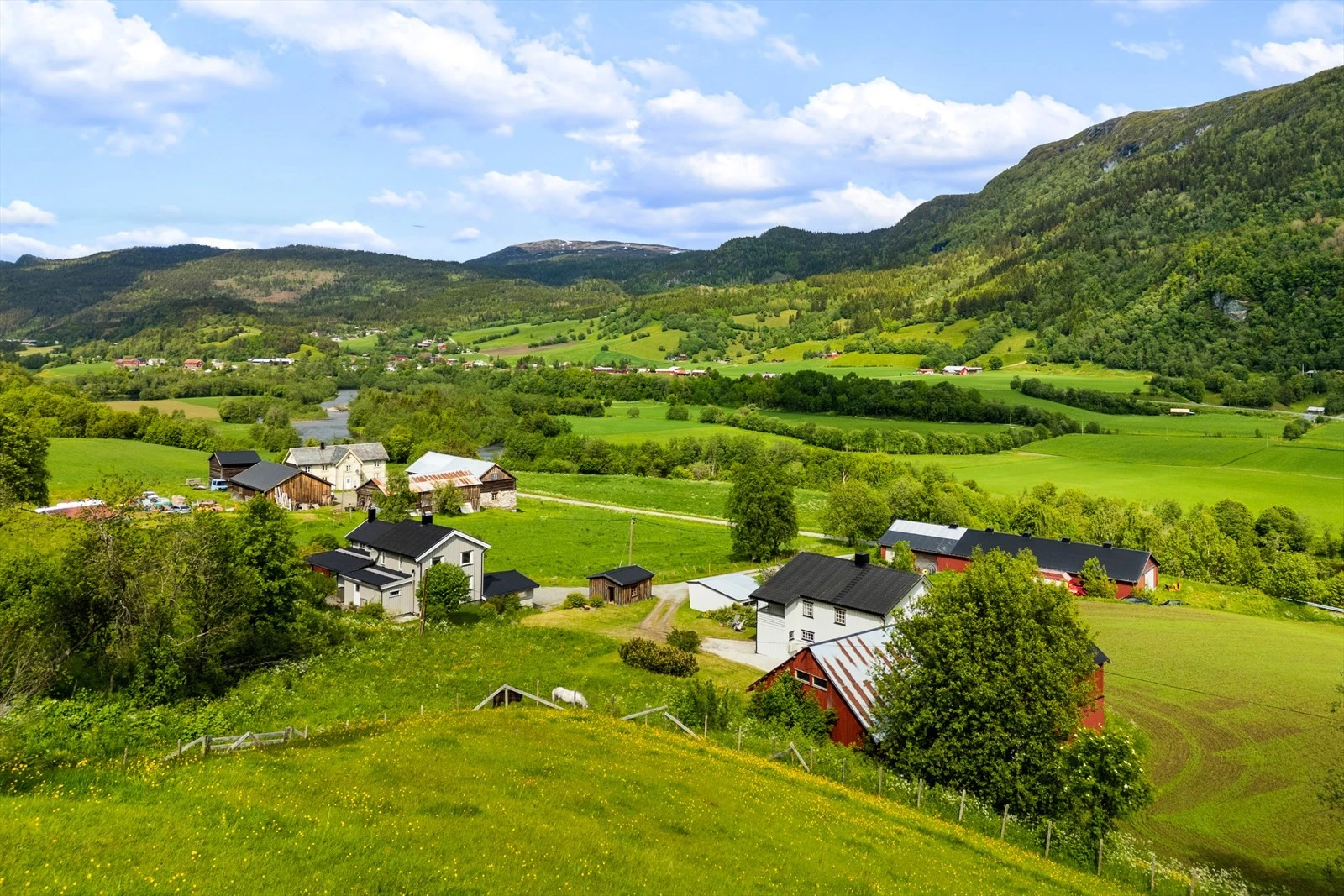 Berkåk ligger ca. 13 min fra småbruket. Her finner man blant annet flere dagligvarebutikker, frisør, legekontor o.m. Galleribilde