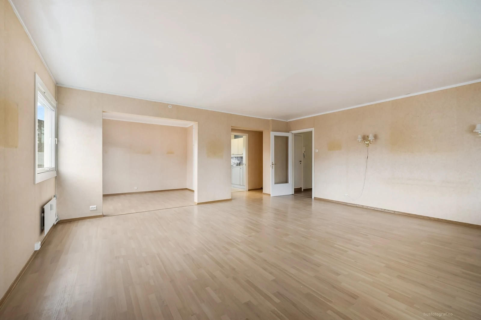 Stuen har delvis åpen løsning mot kjøkkenet