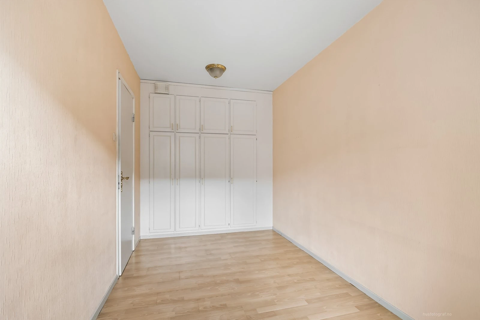 Soverom 2 med innebygd garderobe.