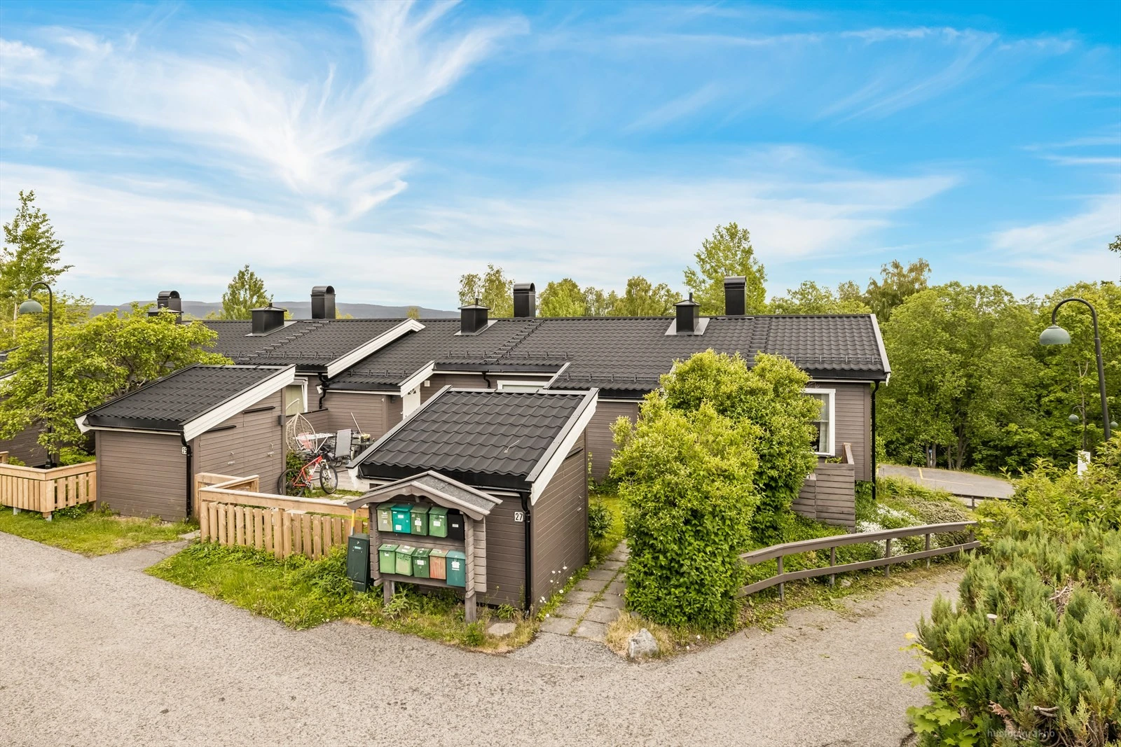 Eiendommen har en fin beliggenhet i et rolig, attraktivt og barnevennlig boligområde.