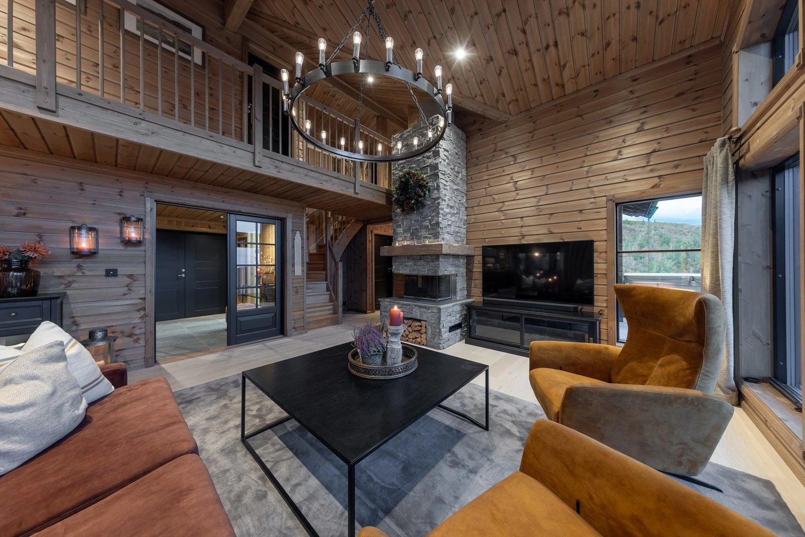 Det er en generøs takhøyde i stue på hele 4.85 m Galleribilde