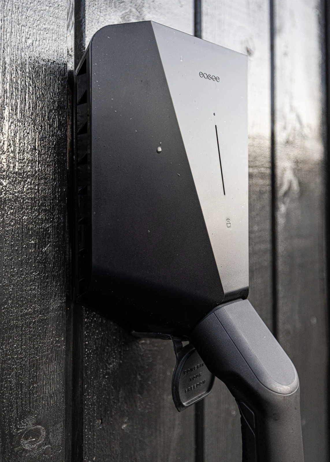 Hytta har installert el-billader på hytteveggen Galleribilde