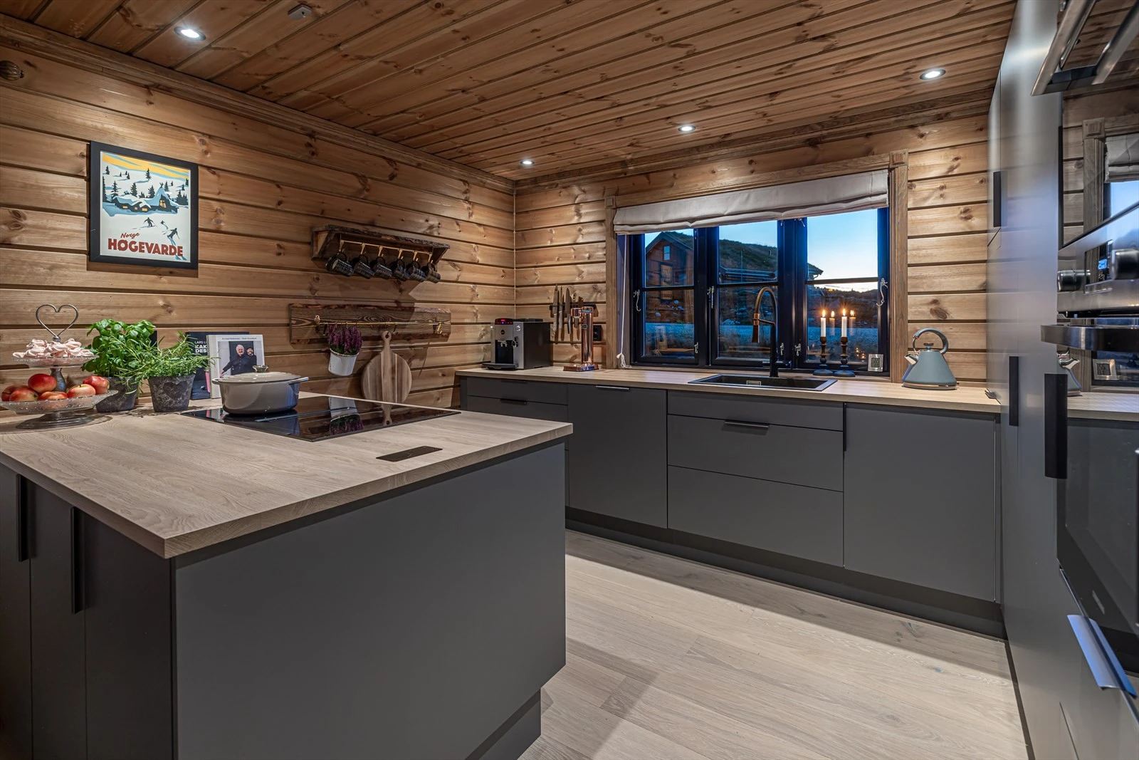 Lekkert kjøkken med moderne innredning og rikelig med oppbevaring og god benkeplass Galleribilde