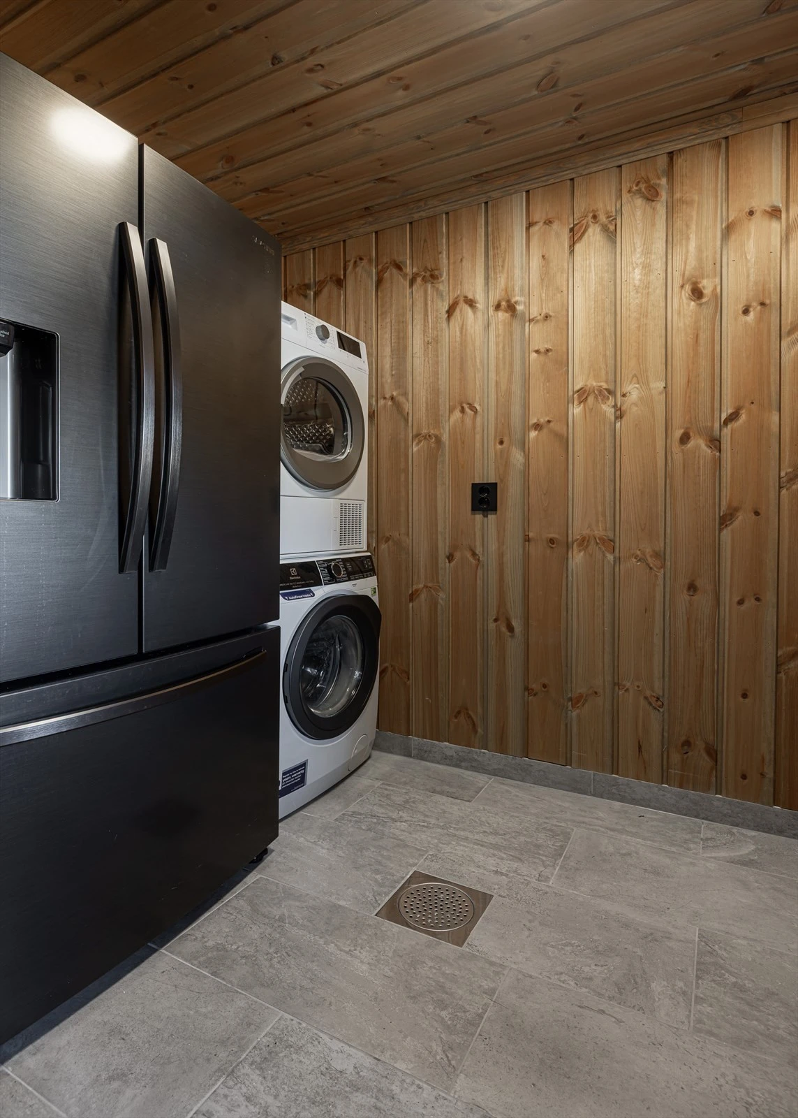 Praktisk og romslig vaskerom med plass til ekstra kjøleskap og fryser. Det er opplegg for vaskemaskin, mekanisk avtrekk og opplegg til skyllekum. Skyllekum er fjernet mens armatur og avløpsrør er der. Galleribilde