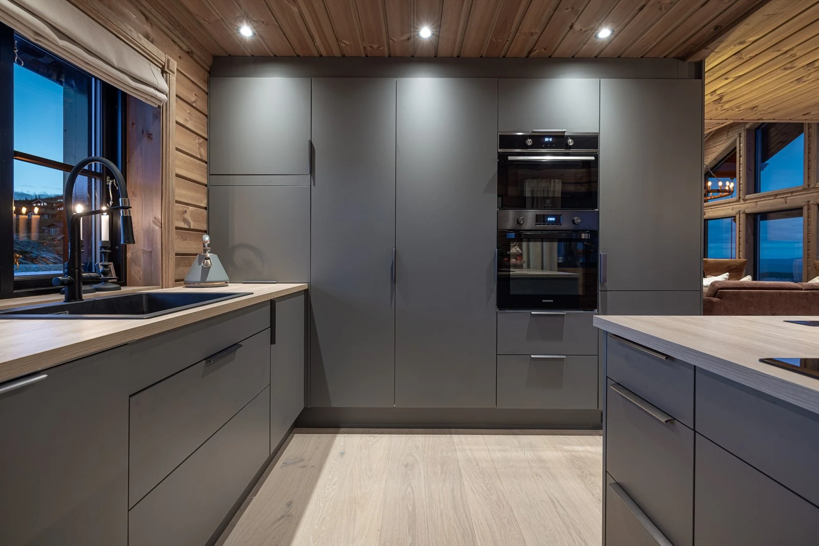 Det er integrert kjøleskap, oppvaskmaskin, stekovn, kombiovn og platetopp med kullfilter integrert Galleribilde