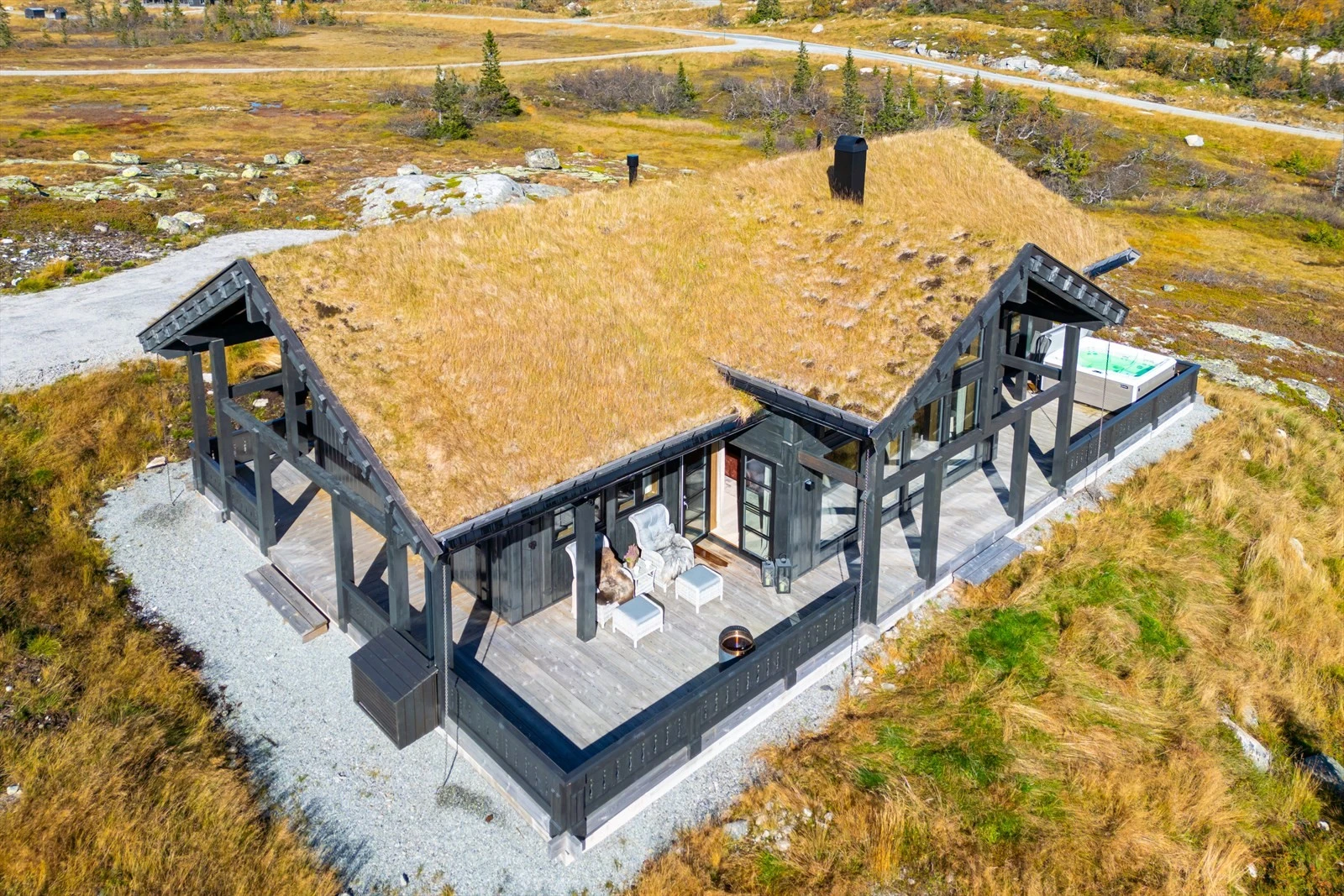 Det er terrasser på 3 sider av hytta, hvor deler er overbygget. Her har man anledning til forflytte seg ift. sol- og vind Galleribilde