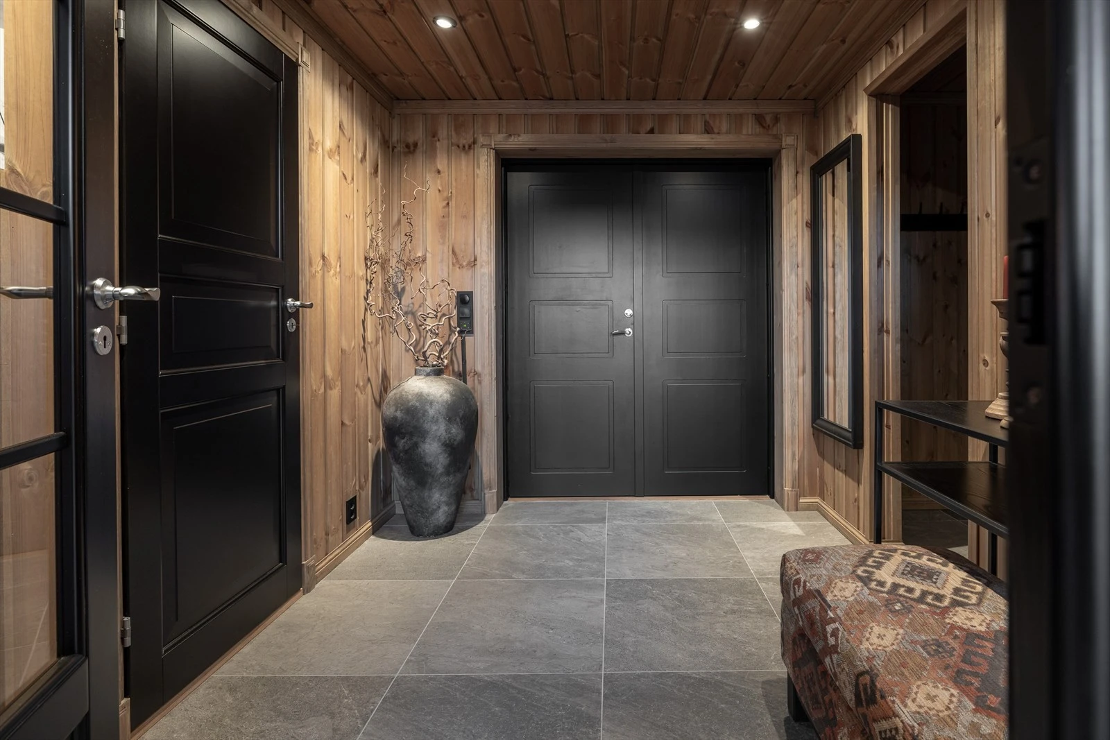 Velkommen inn i en romslig og innbydende entré med flotte detaljer og flotte fliser på gulv Galleribilde