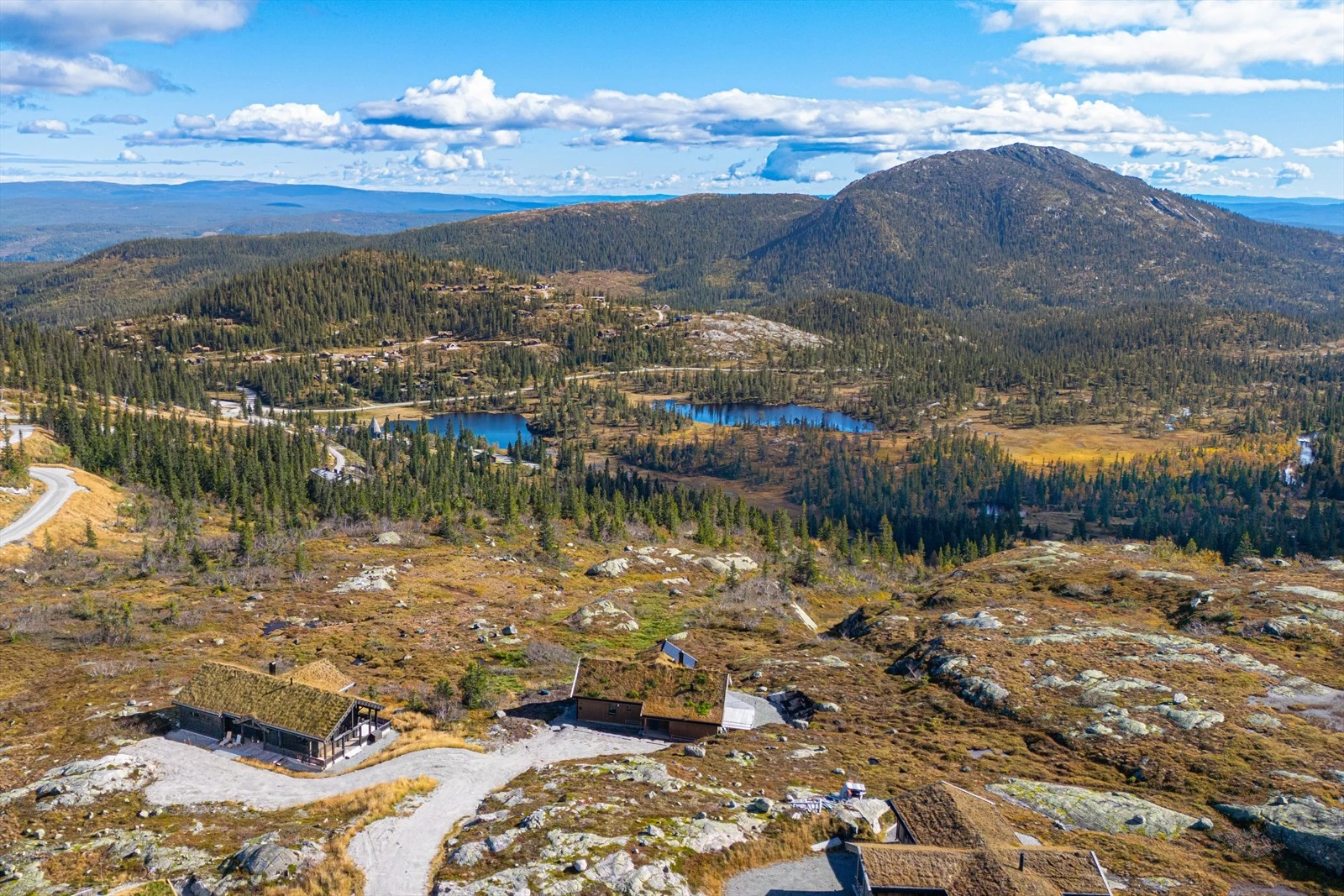 Området foran hytta er en del av friområdet på Høgevarde Galleribilde