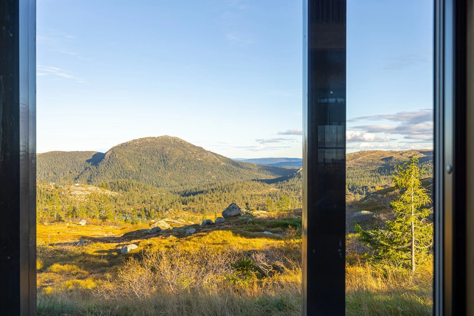 Vakkert utsyn fra stuevinduet Galleribilde