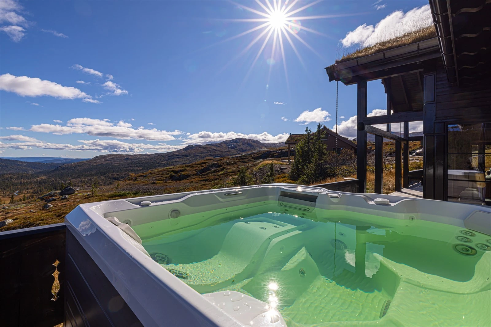 Fantastisk terrasse med boblebad og spektakulær utsikt over fjellene - perfekt for avslapning året rundt Galleribilde