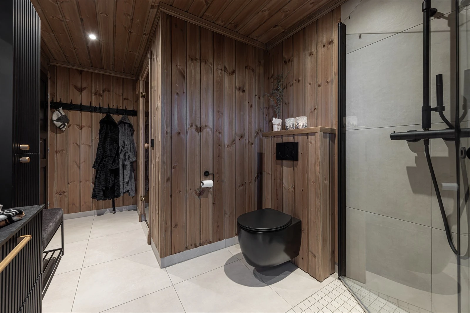 Lekkert bad med gulvvarme og downlights Galleribilde