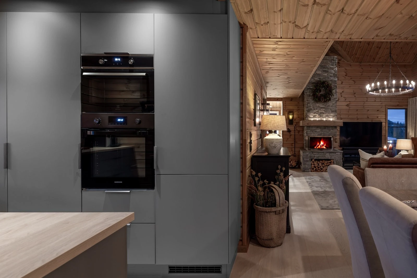 Induksjonstopp med innebygd kullfiltervifte. Integrert kjøleskap, oppvaskmaskin, stekovn og kombiovn: micro og bakerovn. Galleribilde