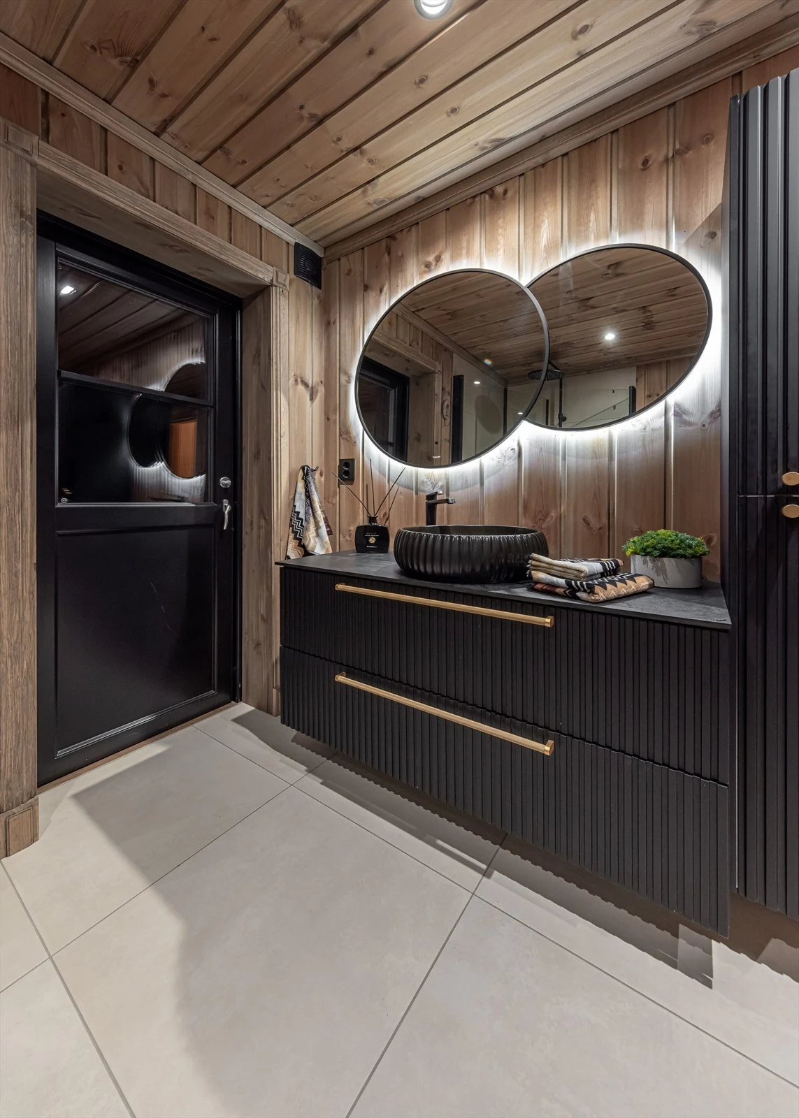 Det er tilgang til det fri fra baderommet, her snøbading og badstubad obligatorisk! Galleribilde