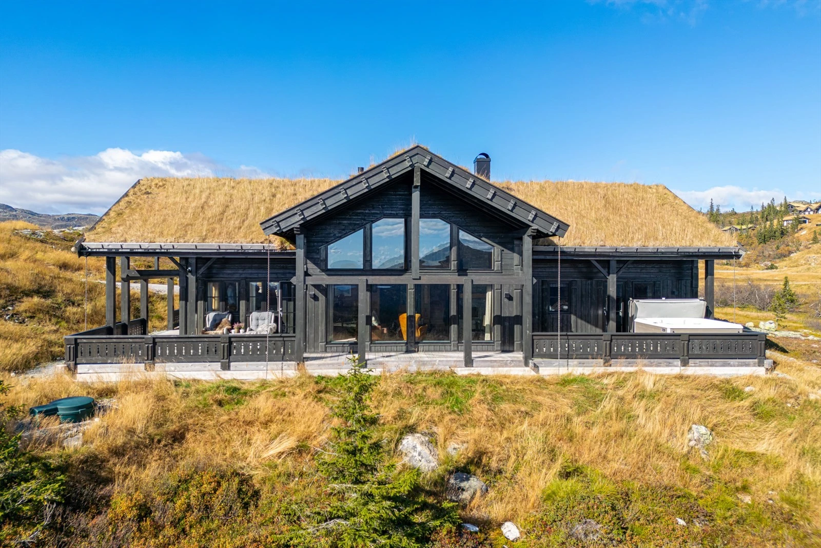 Hytta ligger i naturskjønne omgivelser Galleribilde