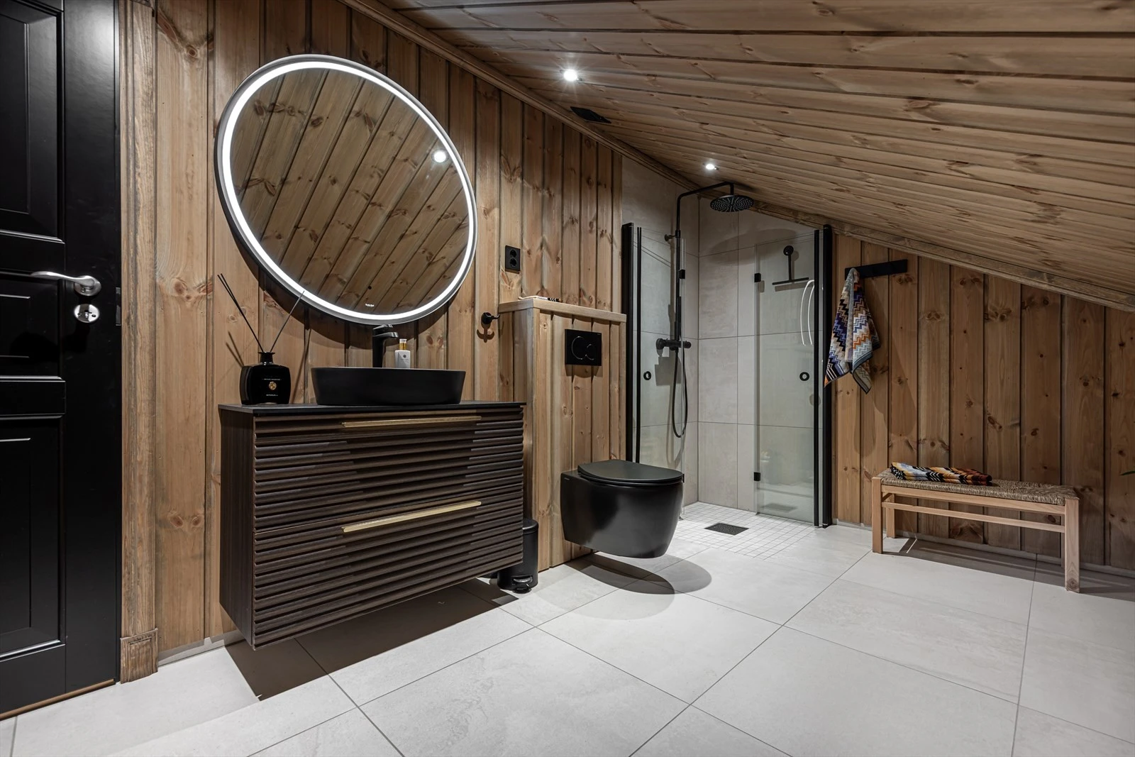 Baderommet i 2. etasje er utstyrt med servant, servantskap, dusjhjørne, innfellbare dusjdører, mekanisk avtrekk og veggmontert wc samt gulvvarme og downlights Galleribilde