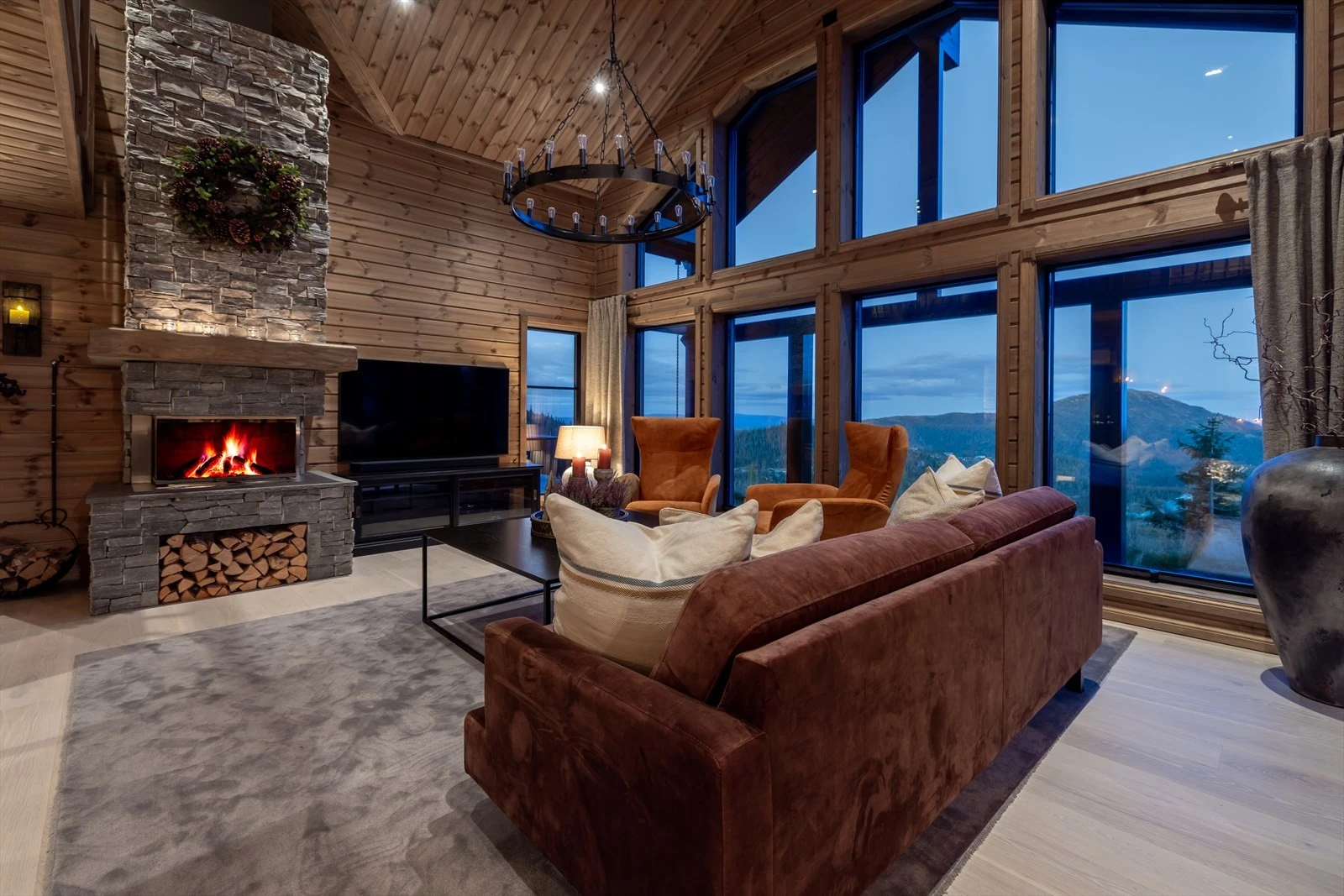 Stuen har en lekker peis forblendet med naturstein Galleribilde