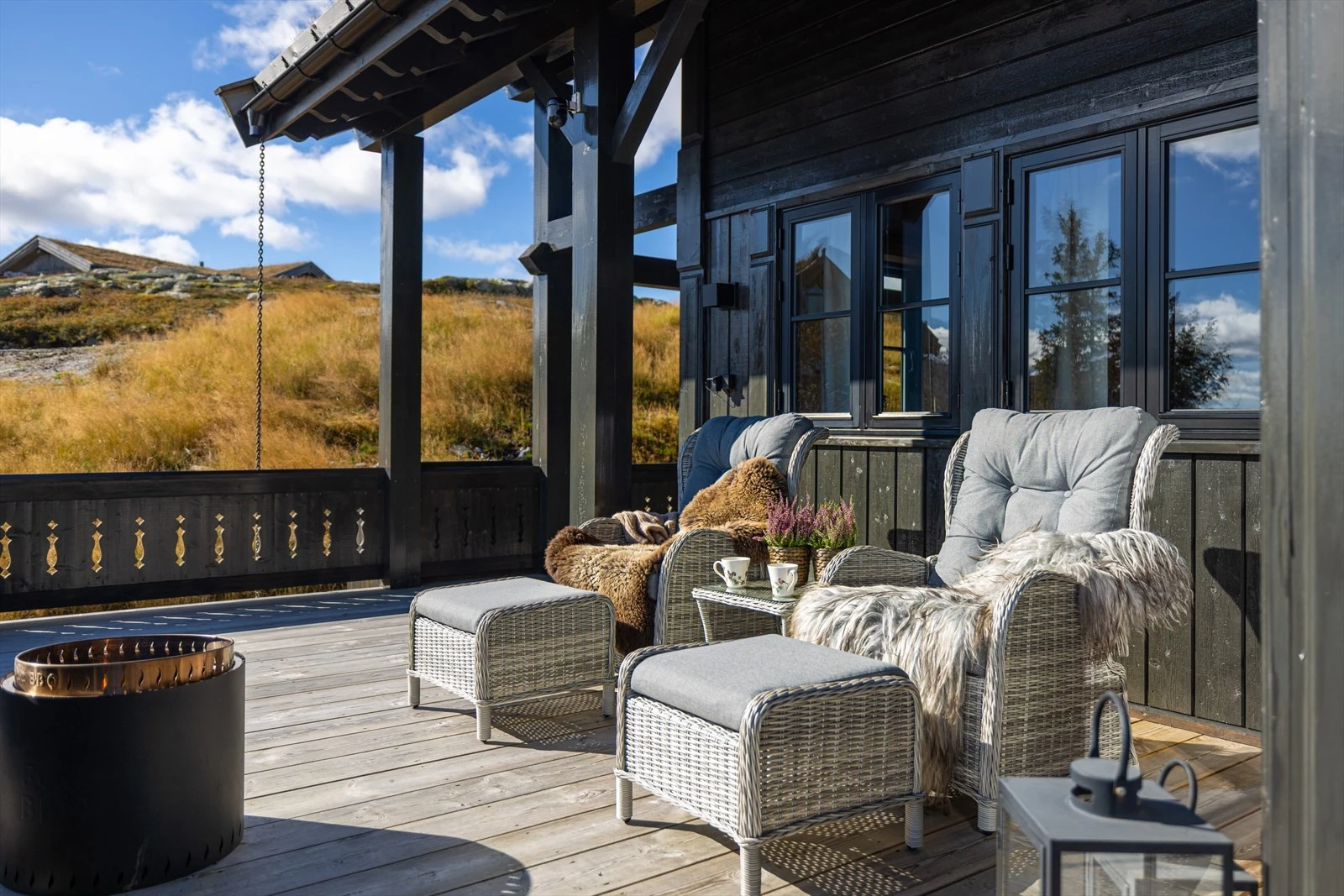 Lun uteplass med sittegruppe, perfekt for stemningsfulle kvelder både sommer som vinter Galleribilde