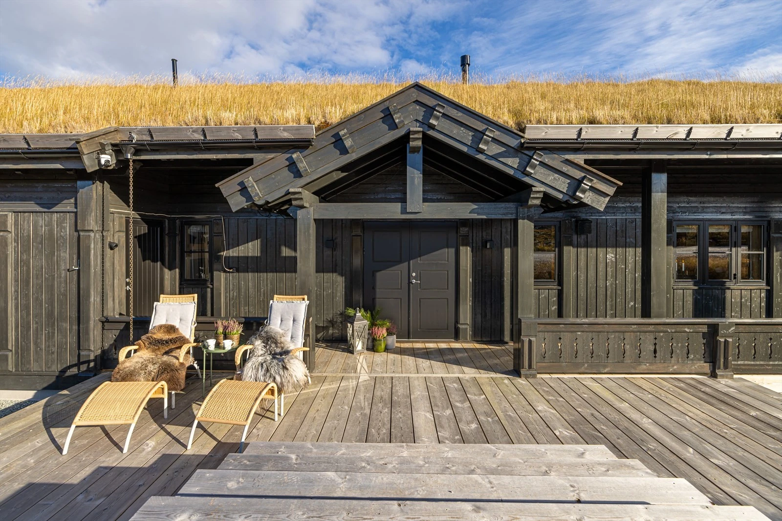 Et flott inngangsparti med en stor terrasse Galleribilde