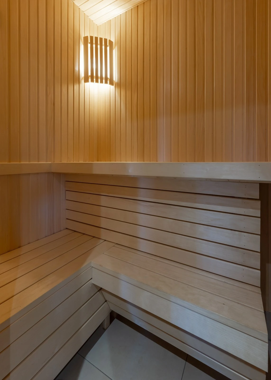 flis på gulv og panel på vegger Galleribilde