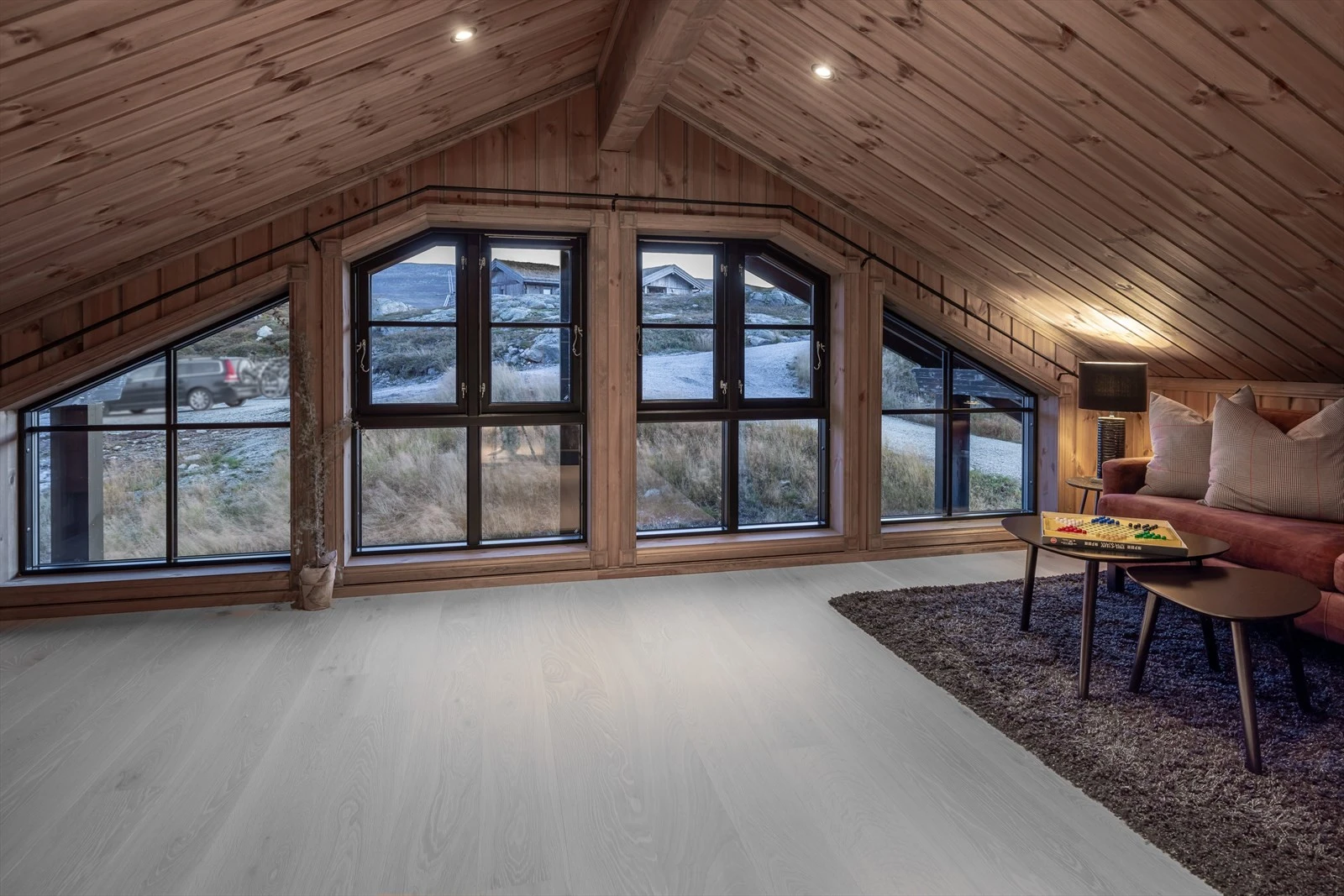 Lys og koselig loftsstue i andre etasje hvor man kan trekke seg tilbake i rolige omgivelser. Dette rommet kan også benyttes som soverom Galleribilde