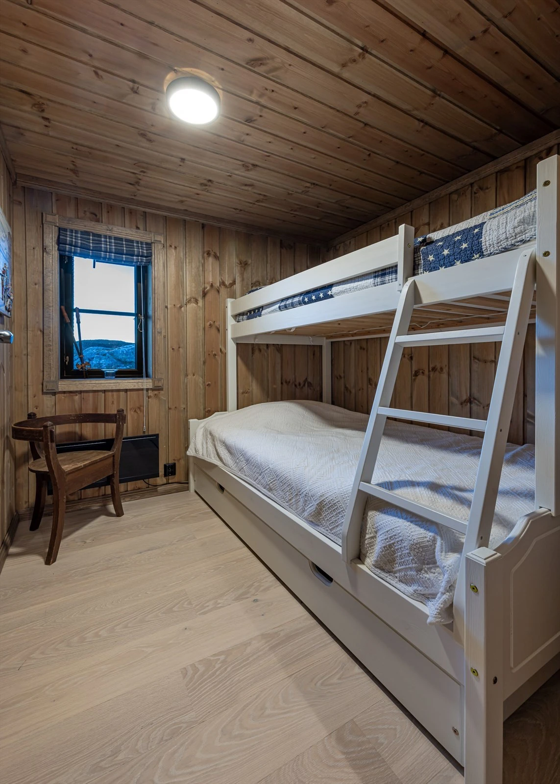 Soverom 2 av fin størrelse med praktisk familiekøye Galleribilde