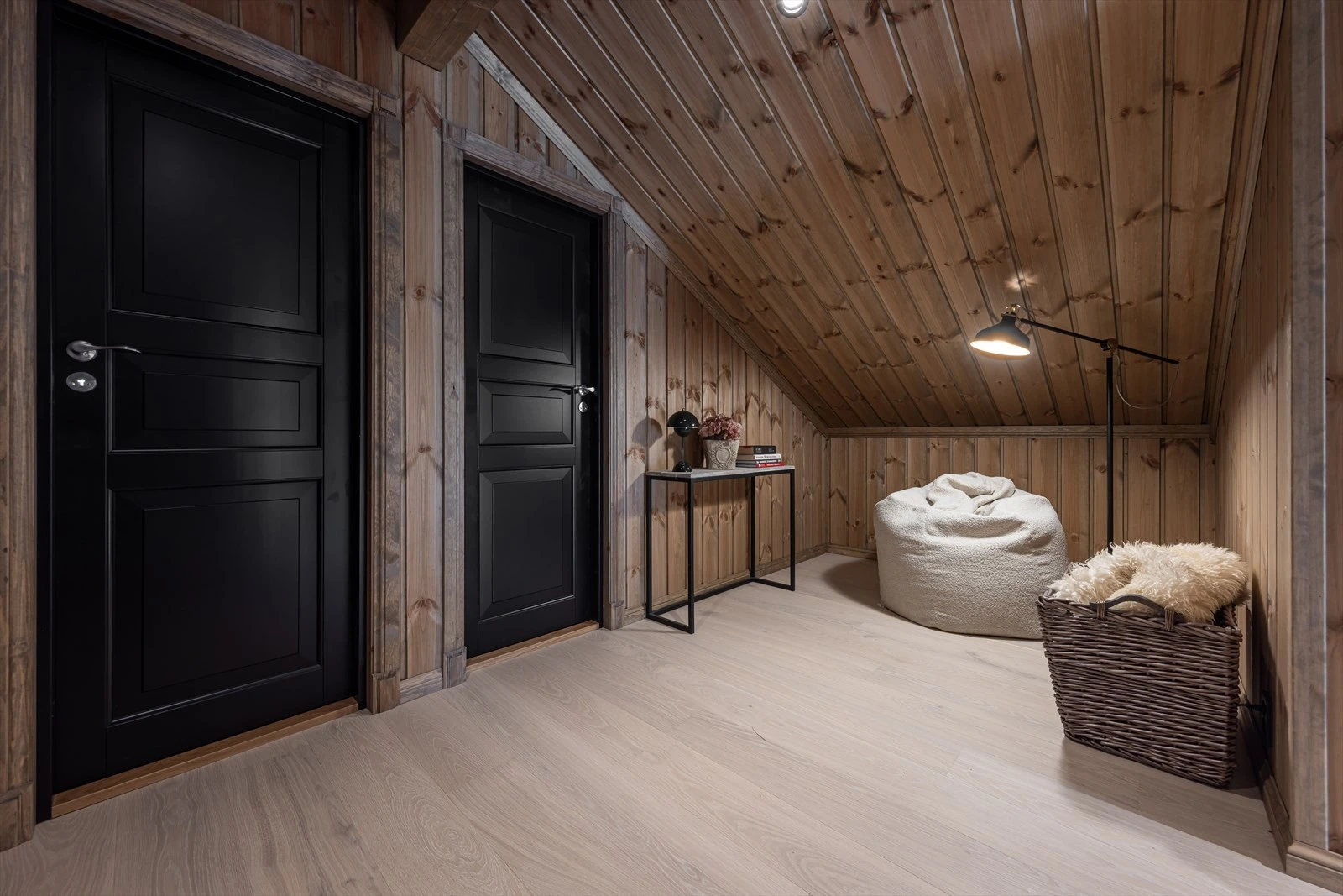 Mezzaninen mellom soverommene kan benyttes som lekerom eller lignende. 2. etasje har et gulvareal på hele 79 kvm hvorav 45 kvm er definert som bruksareal Galleribilde