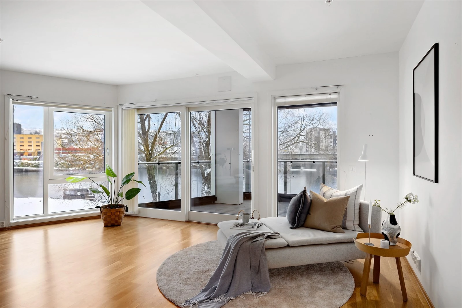 Stig ut på en av leilighetens to balkonger. Her kan du nyte varme sommerdager og innrede med en hyggelig sittesone. Galleribilde