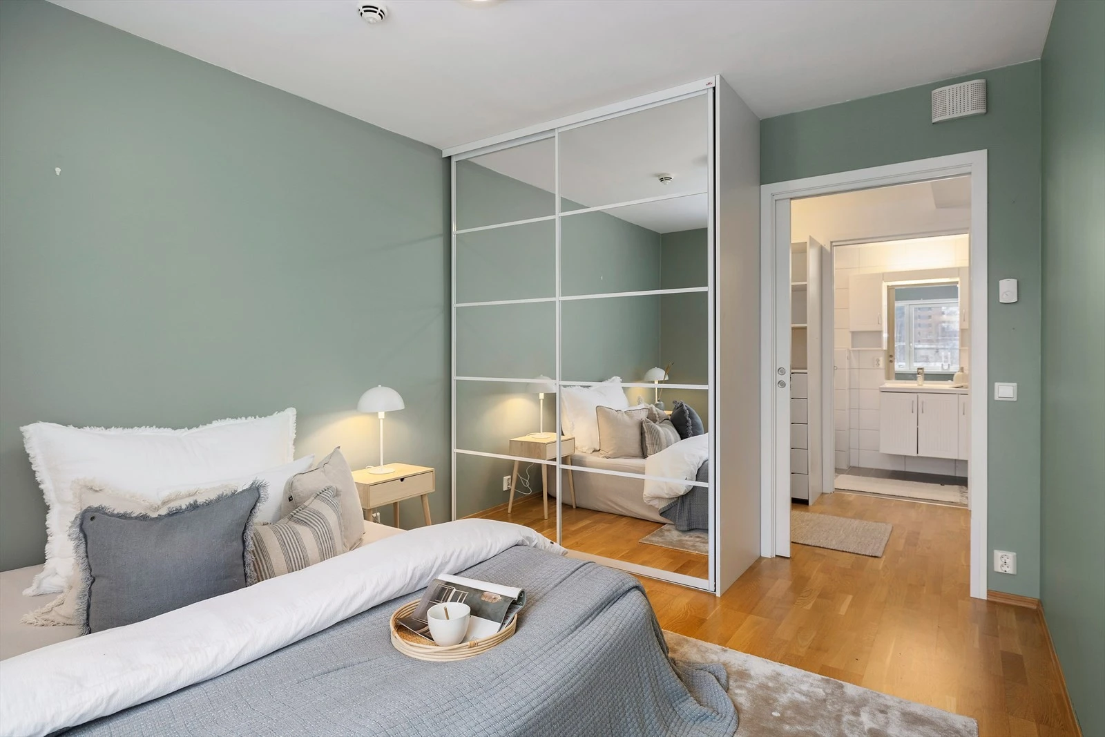 Gode garderobeløsninger på soverom og i walk in garderobe tilknyttet rommet. Galleribilde