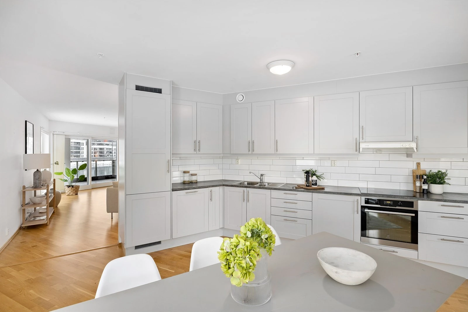 Kjøkkenet byr på rikelig med skapplass i over- og underskap samt gode arbeidsflater for matlaging. Galleribilde