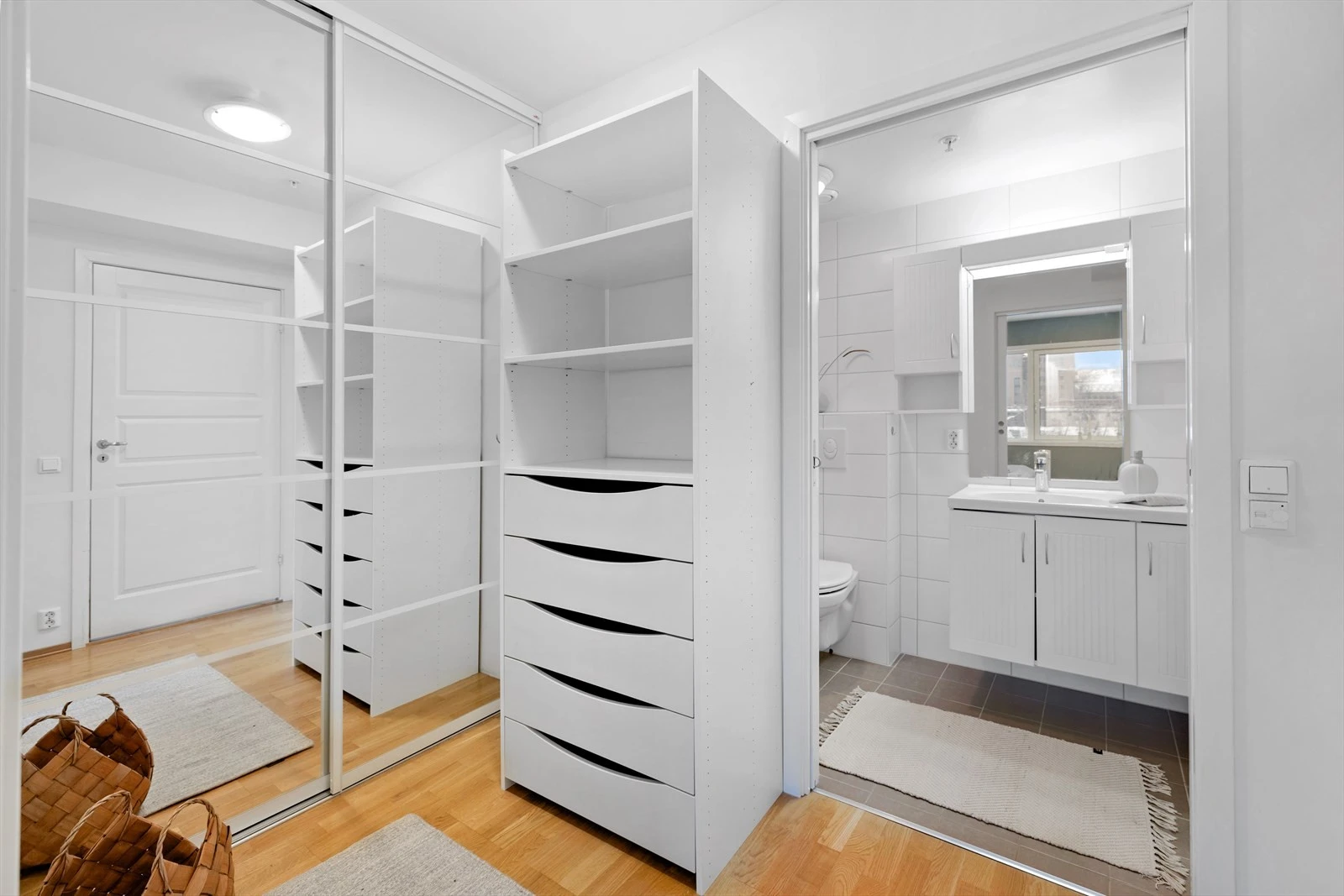 Hovedsoverom ligger i tilknytning til en walk in garderobe og eget bad. Galleribilde