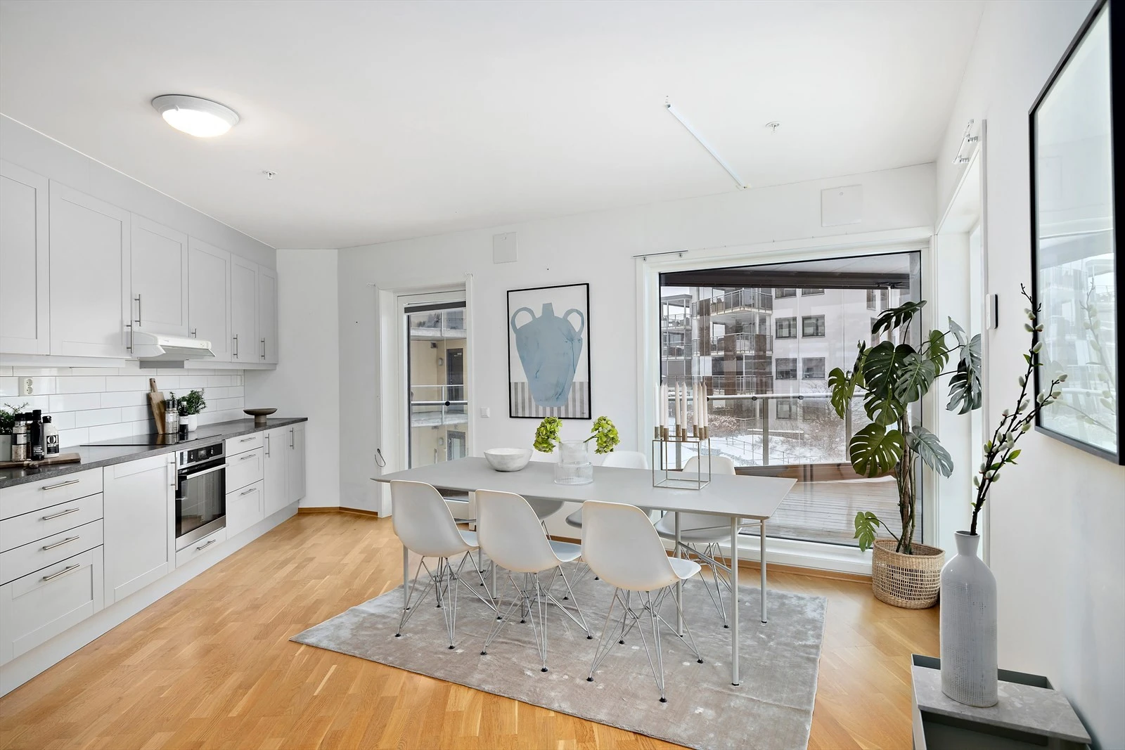 Stort separat kjøkken med god plass til et stort spisebord. Galleribilde