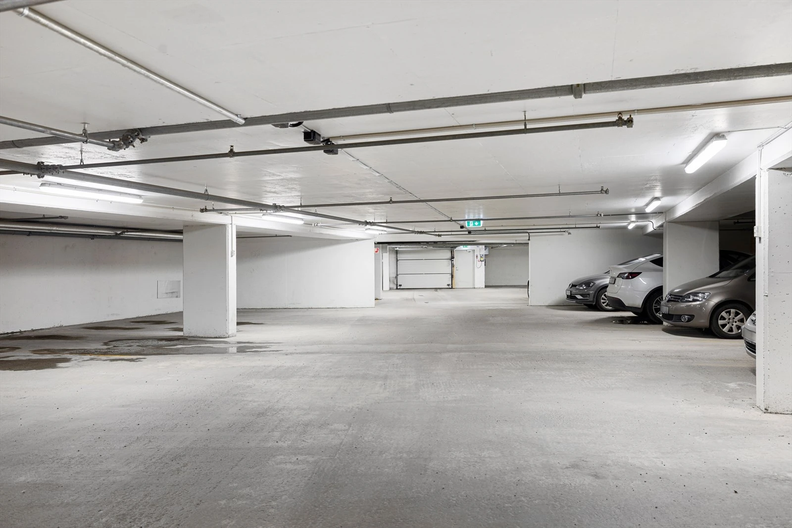Leiligheten disponerer parkeringsplass i felles garasjekjeller. Galleribilde