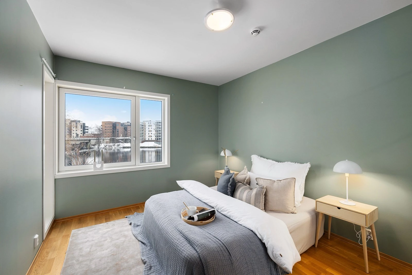 Romslig hovedsoverom vendt ut mot Hjellevannet. Galleribilde