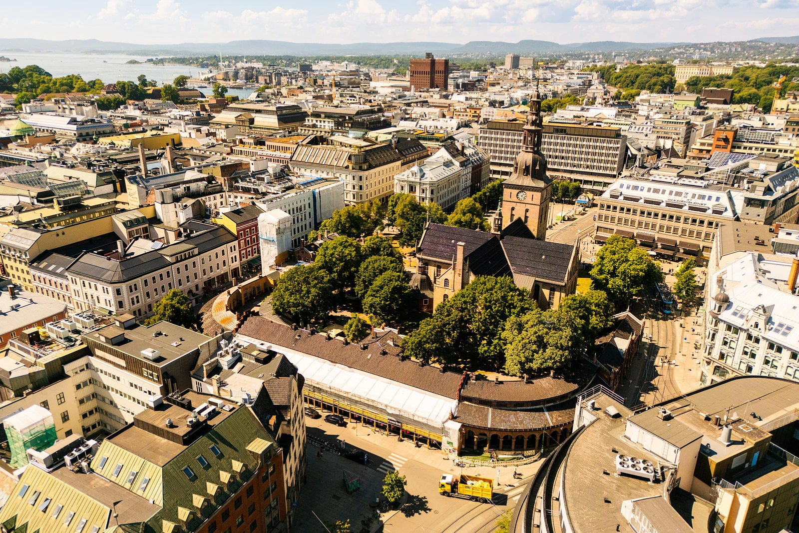 Eiendommen omfatter Stortorvets basarer, med adresse Dronningens gate 27 og Stortorvet 1B, og Brannvakten, med adresse Karl Johans gate 11. Foto: Fredrik Hansson. Galleribilde