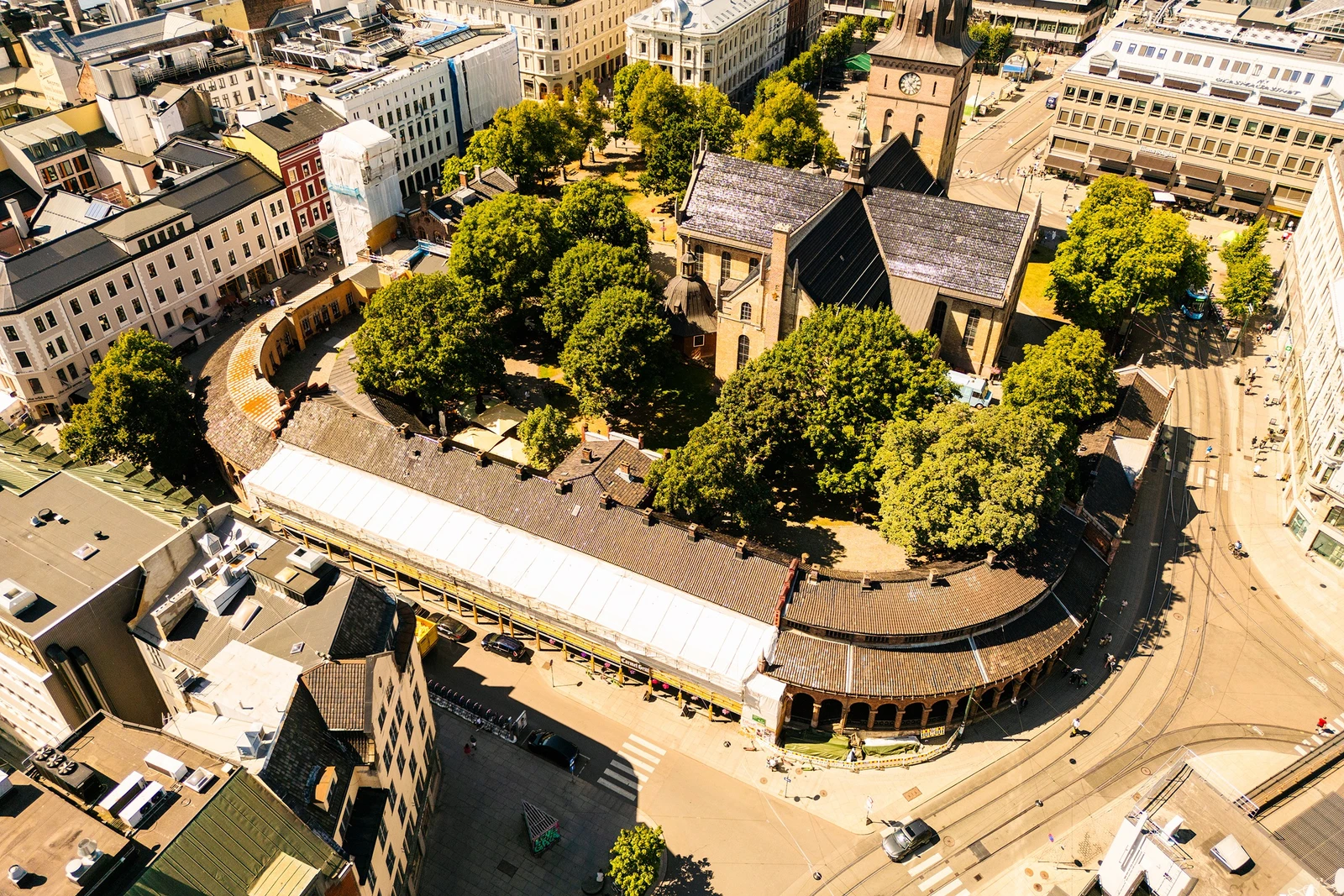 Eiendommen omfatter Stortorvets basarer, med adresse Dronningens gate 27 og Stortorvet 1B, og Brannvakten, med adresse Karl Johans gate 11. Foto: Fredrik Hansson. Galleribilde