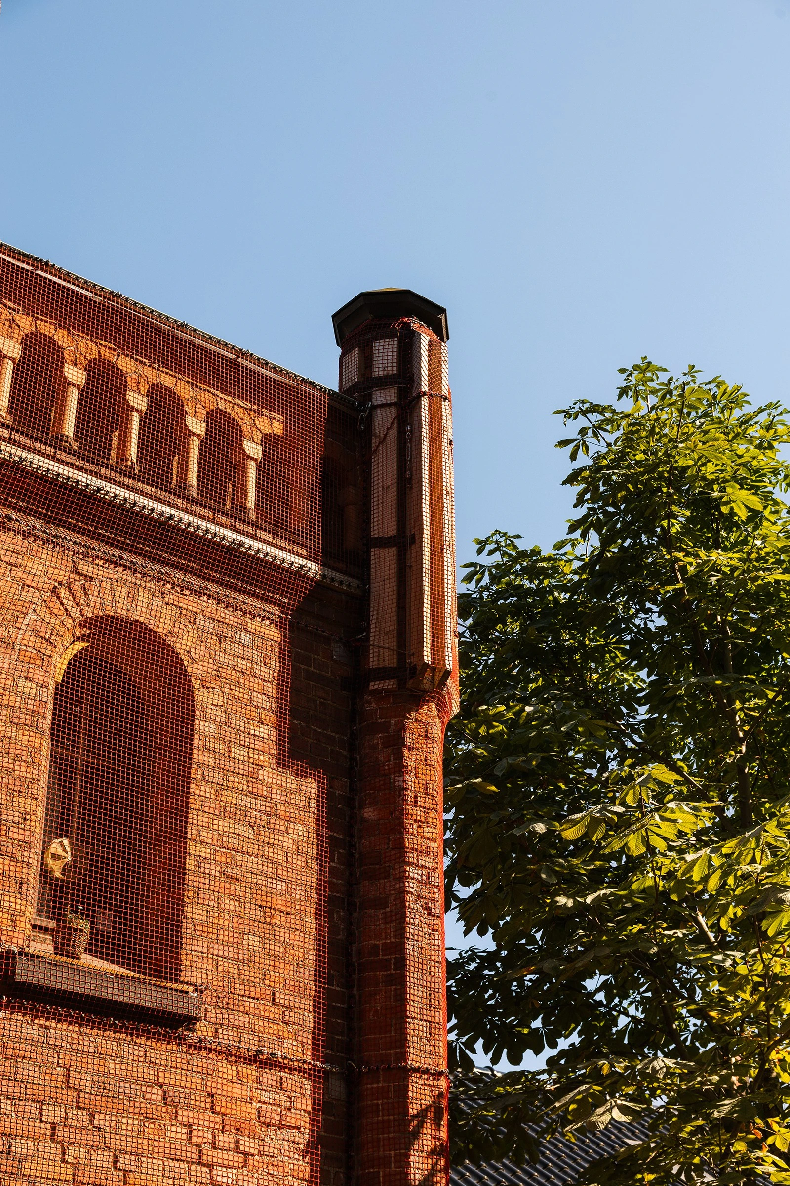 Anlegget er oppført i upusset rød tegl i nyromansk stil etter tegninger av arkitekt Christian Heinrich Grosch. Foto: Fredrik Hansson. Galleribilde