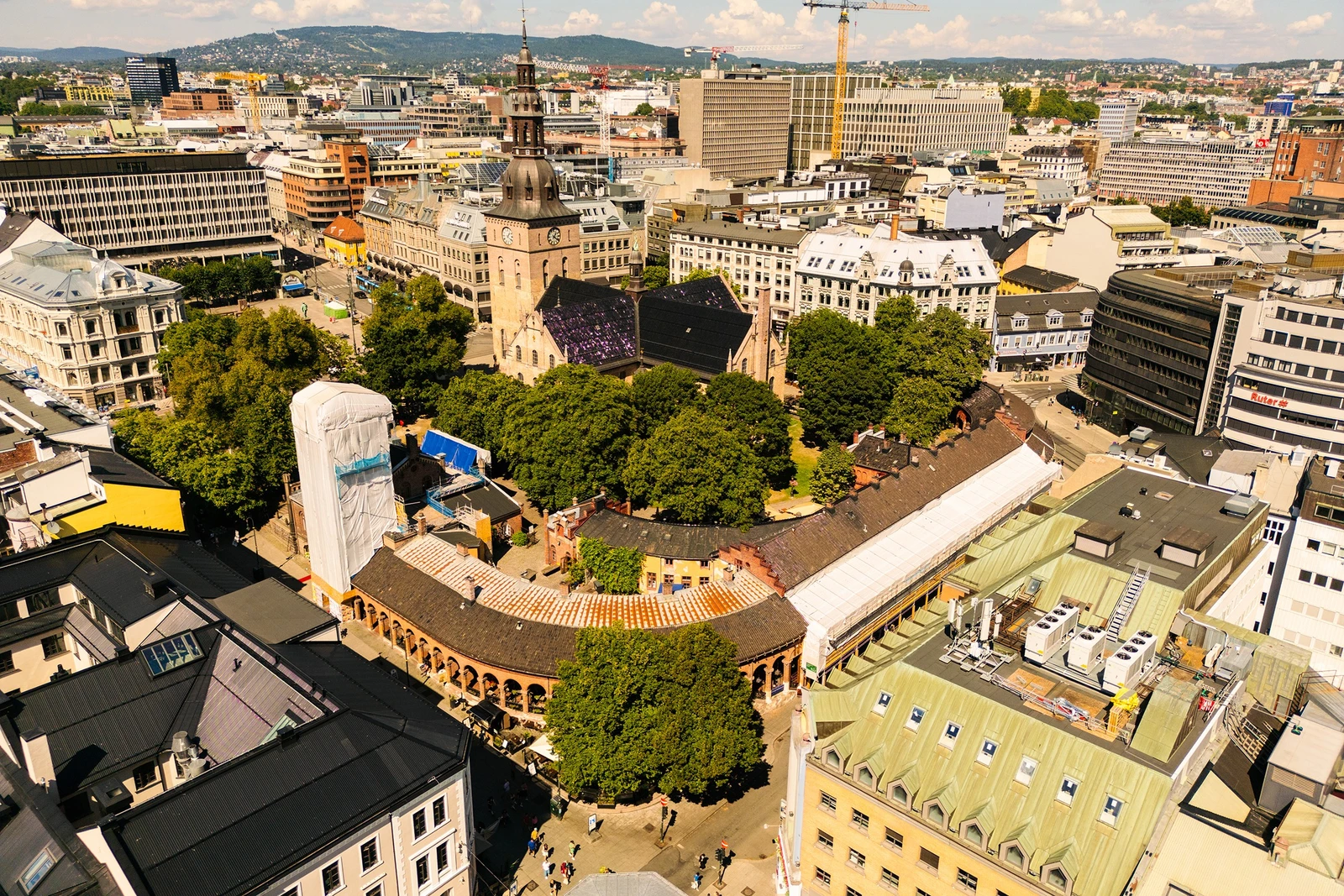 Eiendommen omfatter Stortorvets basarer, med adresse Dronningens gate 27 og Stortorvet 1B, og Brannvakten, med adresse Karl Johans gate 11. Foto: Fredrik Hansson. Galleribilde