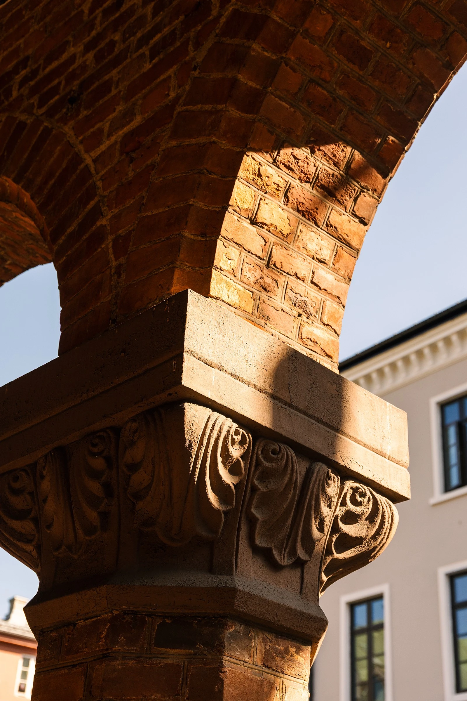 Basarene var opprinnelig slakterboder med overbygde arkader i front, og er ett av tre basaranlegg i Oslo sentrum. Foto: Fredrik Hansson. Galleribilde