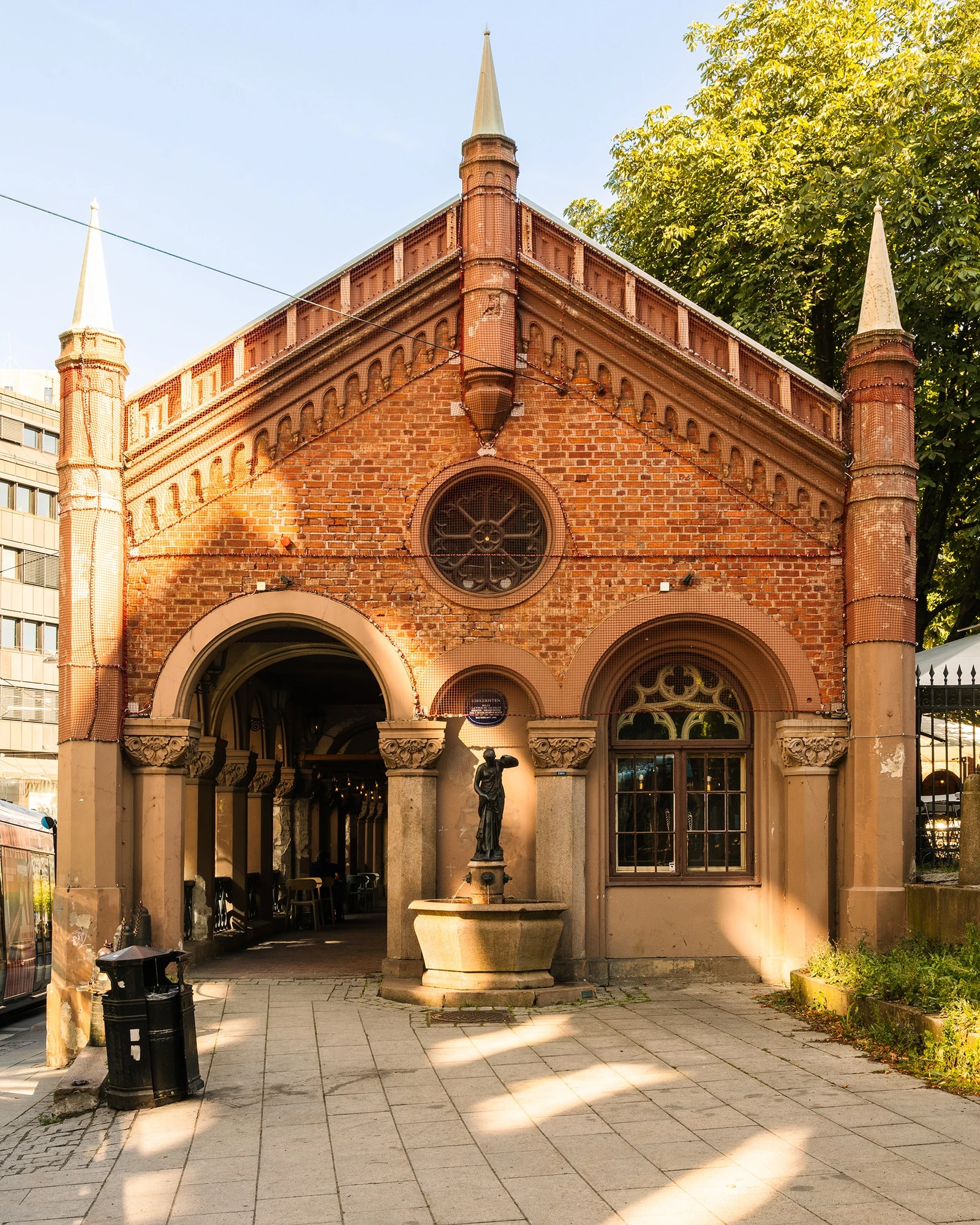 Fire integrerte kunstverk følger med eiendommen. Foto: Fredrik Hansson. Galleribilde