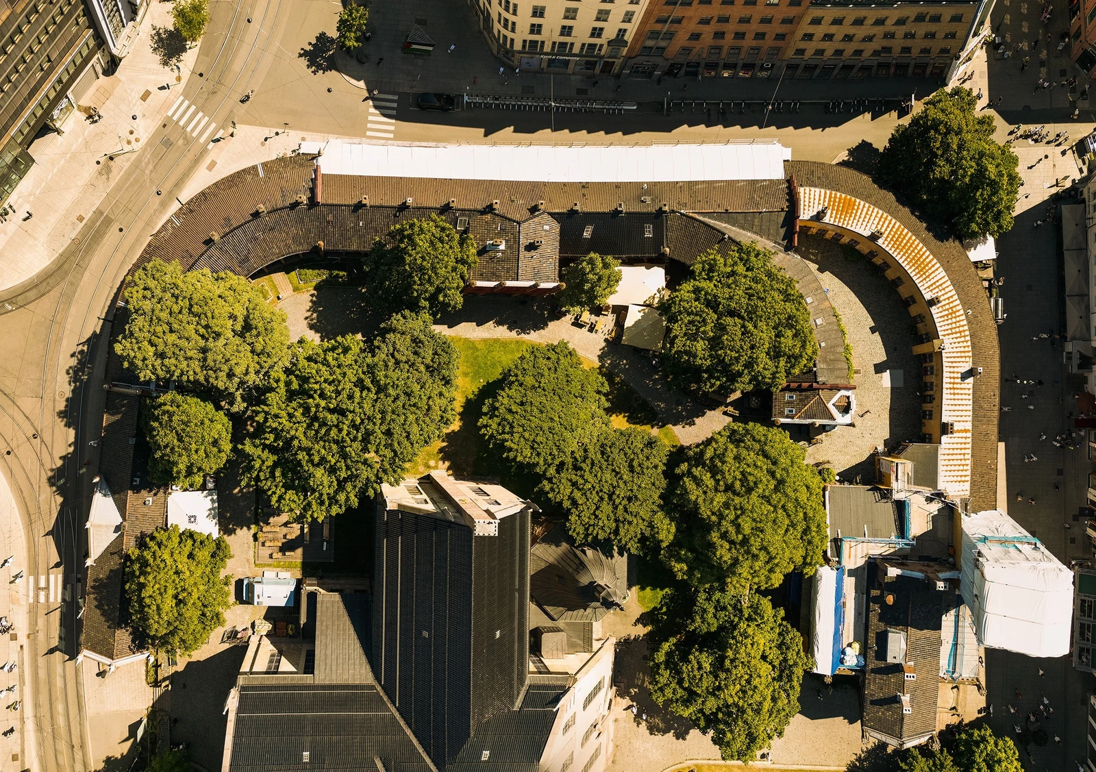 Eiendommen omfatter Stortorvets basarer, med adresse Dronningens gate 27 og Stortorvet 1B, og Brannvakten, med adresse Karl Johans gate 11. Foto: Fredrik Hansson. Galleribilde