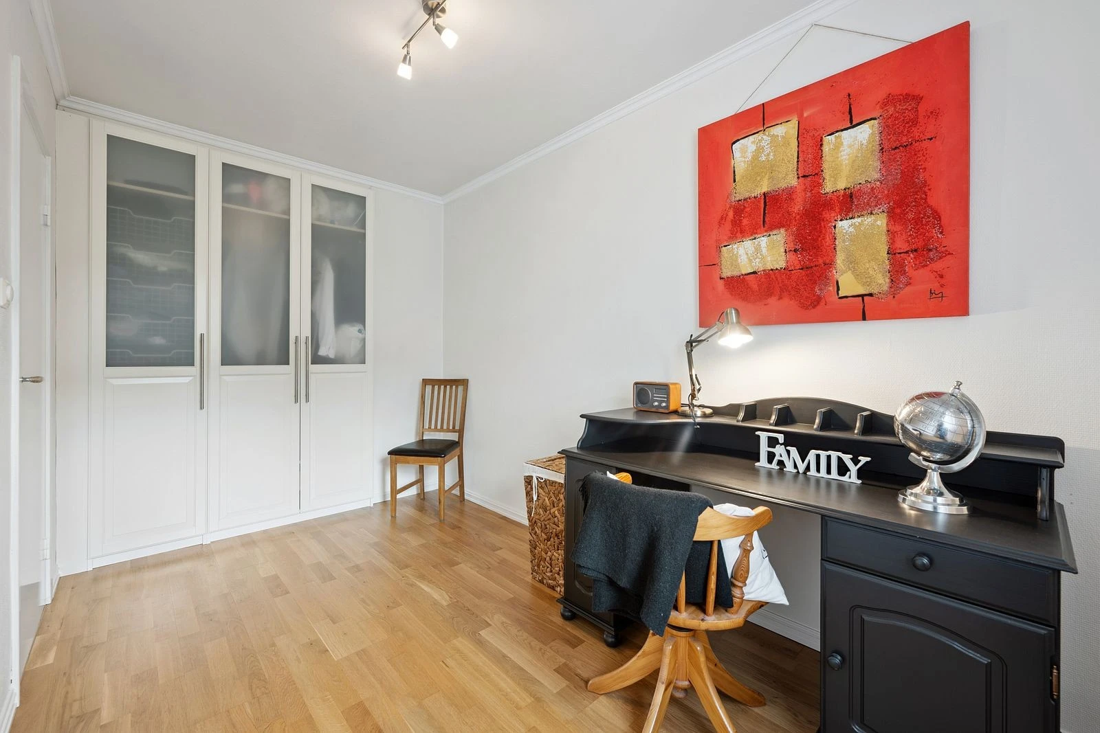 Flere soverom gir fleksibilitet til barnerom, gjesterom eller hjemmekontor.